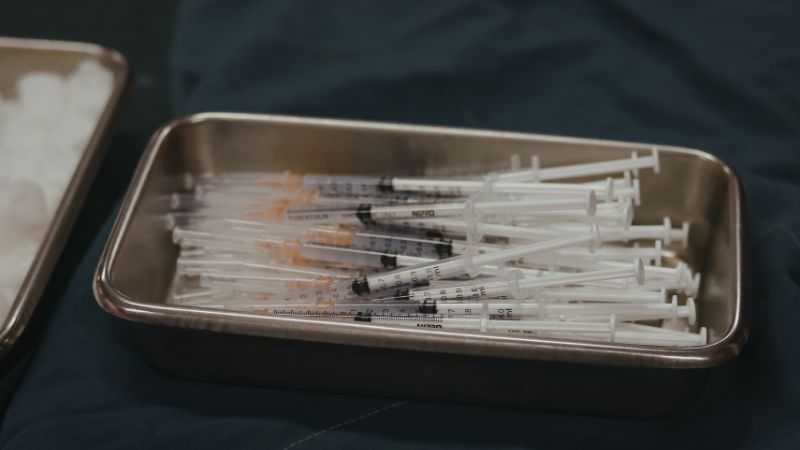 Viêm gan C chủ yếu lây truyền qua đường máu và các thủ thuật y tế không an toàn