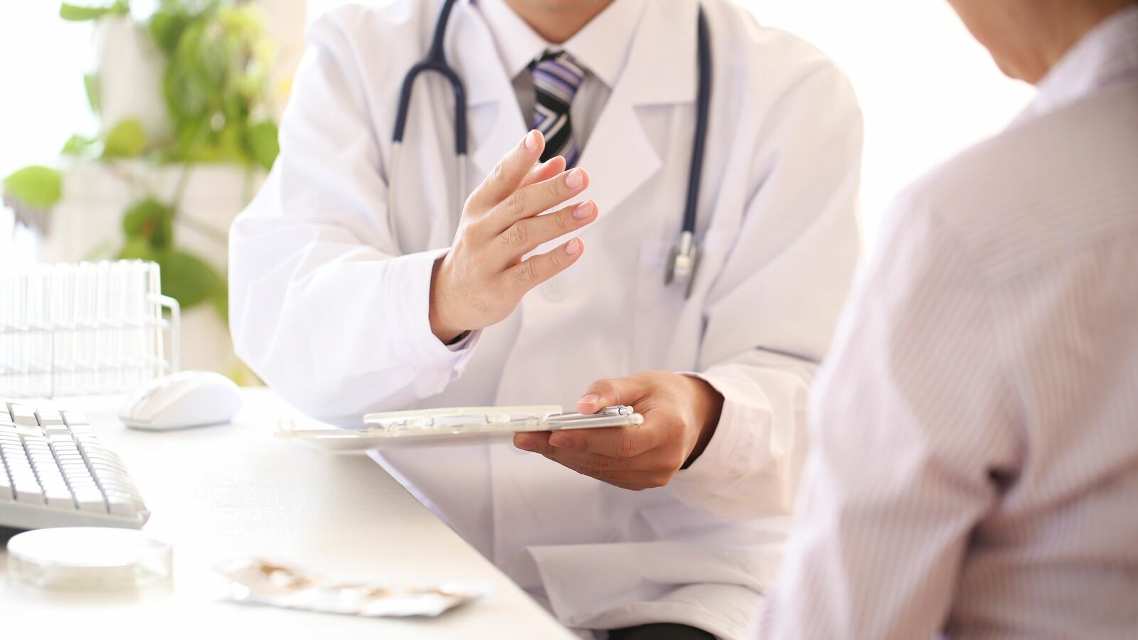 Trong thời gian bệnh, cần nghỉ ngơi đầy đủ và uống nhiều nước để bù nước