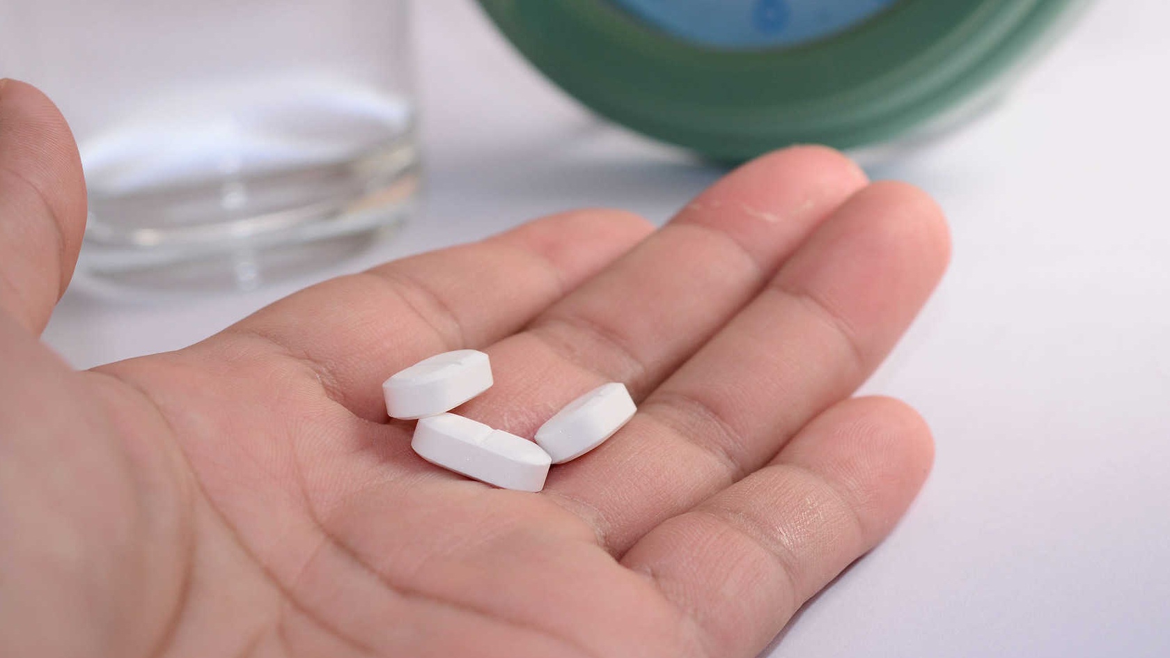Điều trị chuẩn cho viêm gan tự miễn thường bắt đầu bằng việc sử dụng corticosteroid liều cao