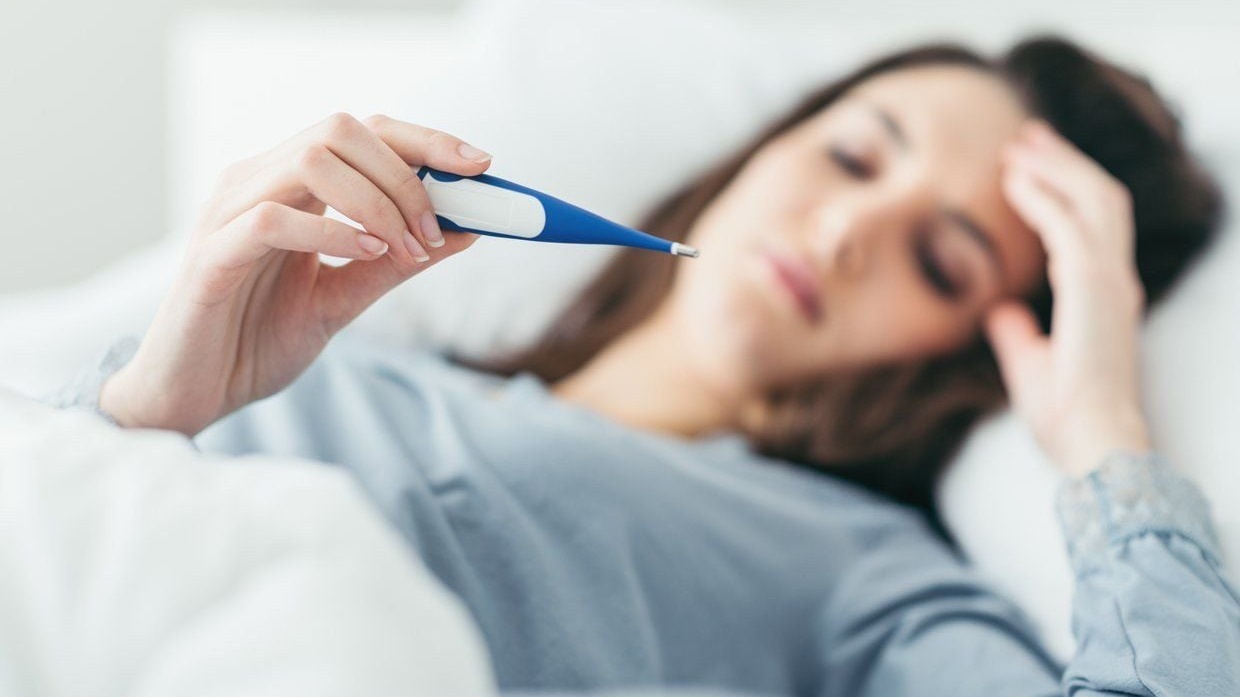 Nên đến gặp bác sĩ nếu gặp tình trạng sốt cao hơn 38 độ C lâu ngày không giảm