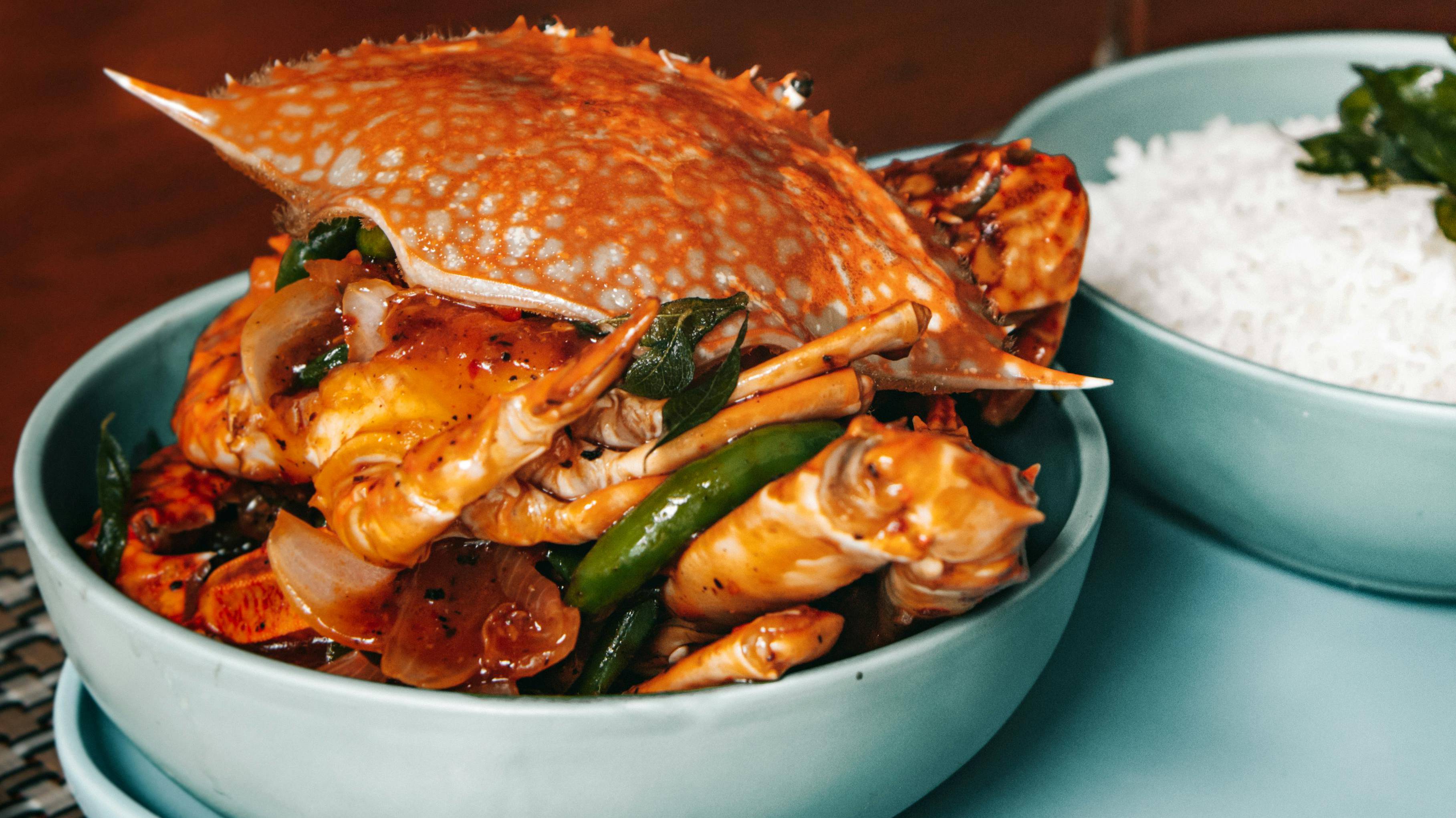 Ngoài tôm, một số loại hải sản khác chứa purin cao như cua, mực, cá biển