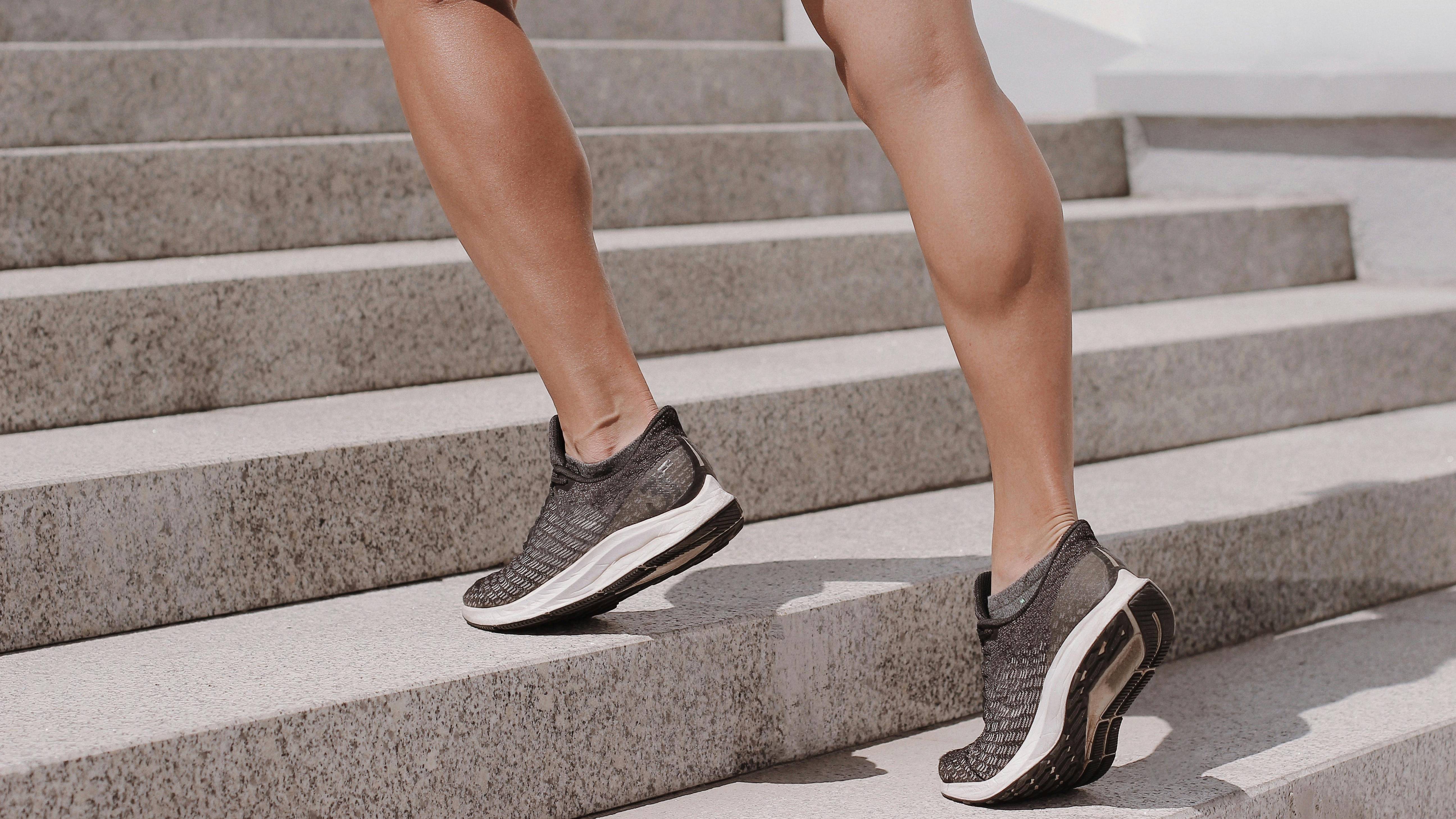 Giày đi bộ cần có độ êm tốt, vừa vặn và hỗ trợ cổ chân để giảm áp lực lên khớp
