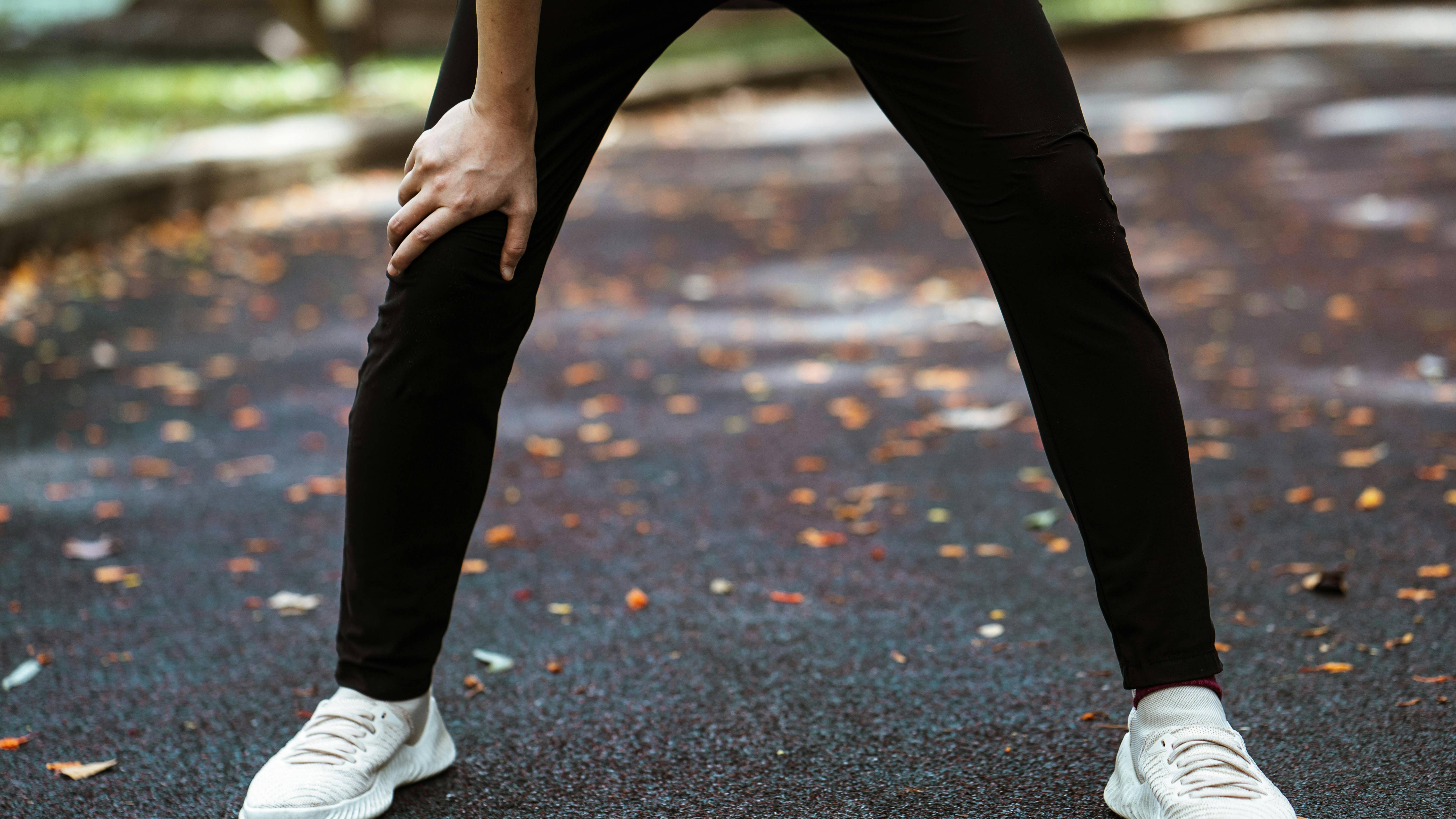 Nên nghỉ ngơi nếu cơn đau xuất hiện đột ngột, dữ dội sau khi vận động mạnh