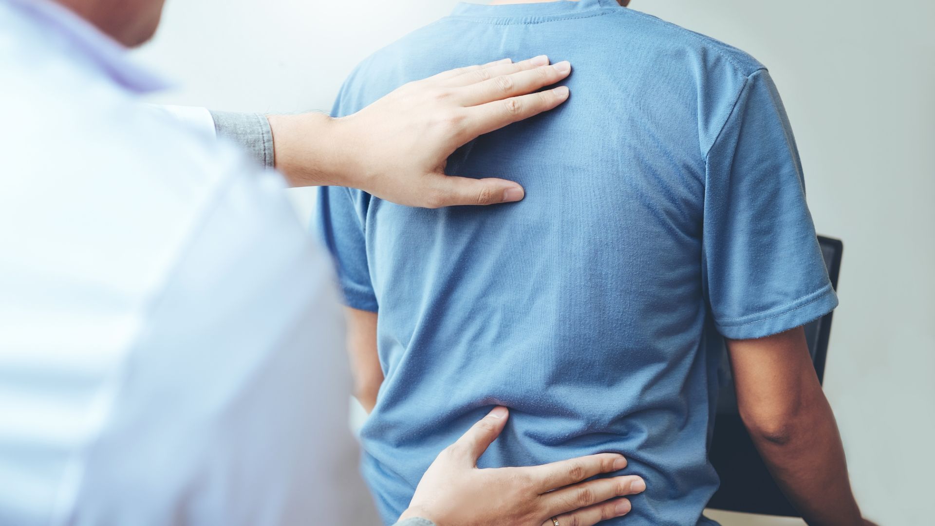 Người bệnh sẽ được hướng dẫn kết hợp vật lý trị liệu gồm các bài tập nhẹ