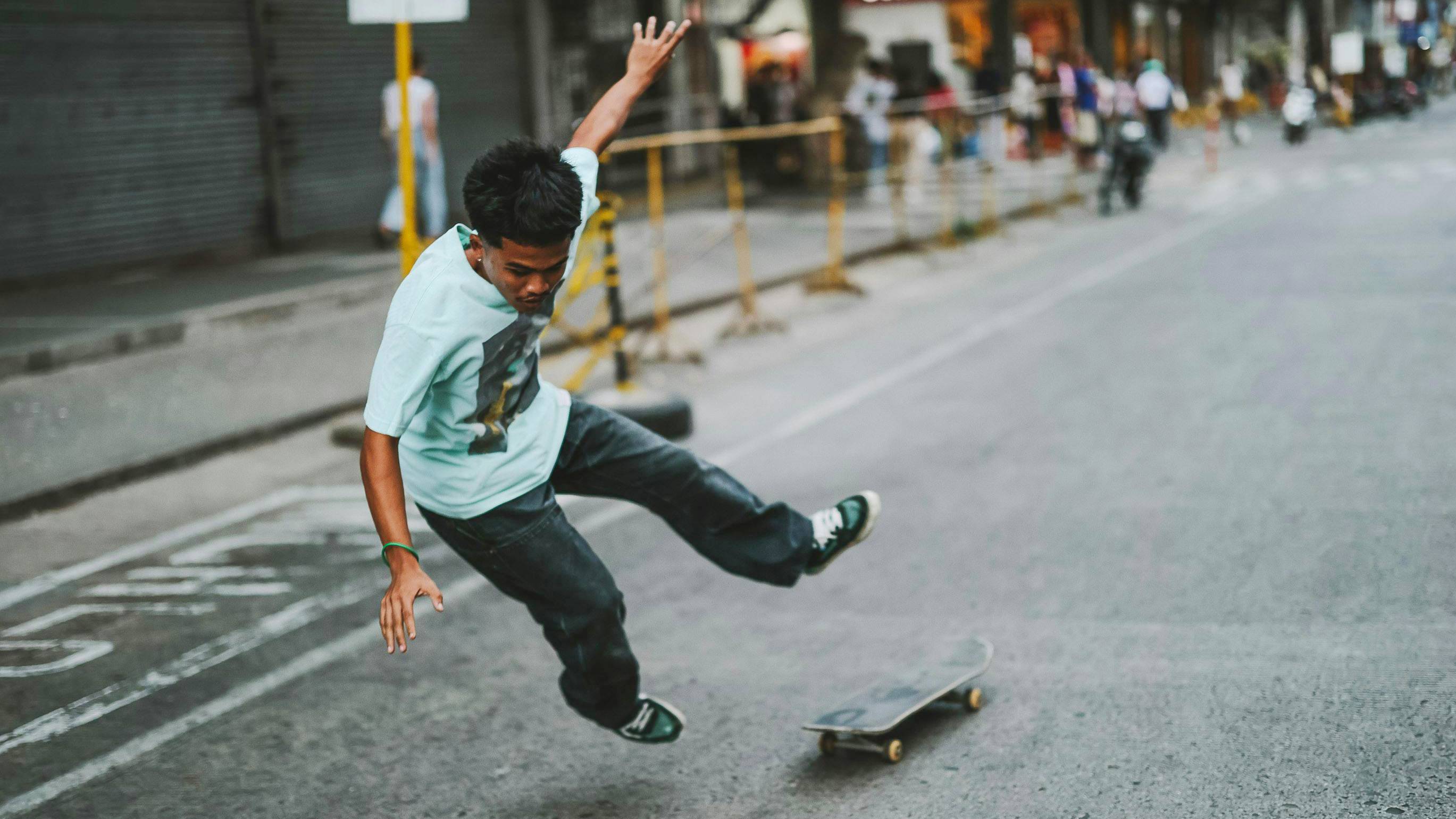 Viêm khớp cùng chậu có thể do tác động mạnh do té ngã, va chạm khi vận động thể thao