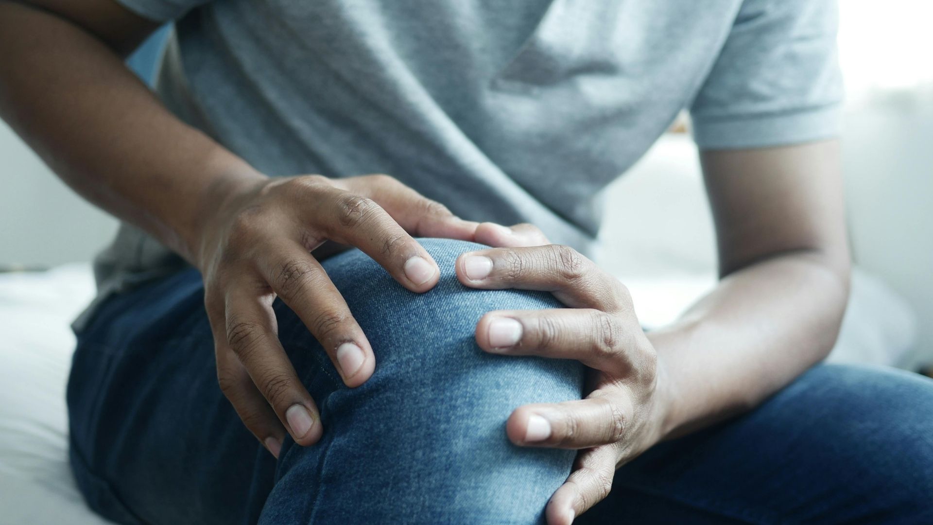 Viêm khớp gối gây giảm tầm vận động của chân