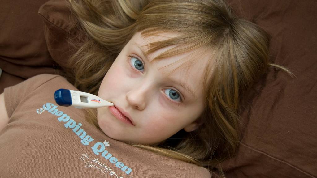 Viêm khớp gối do nhiễm khuẩn gây sốt, sưng khớp và đau dữ dội khi vận động