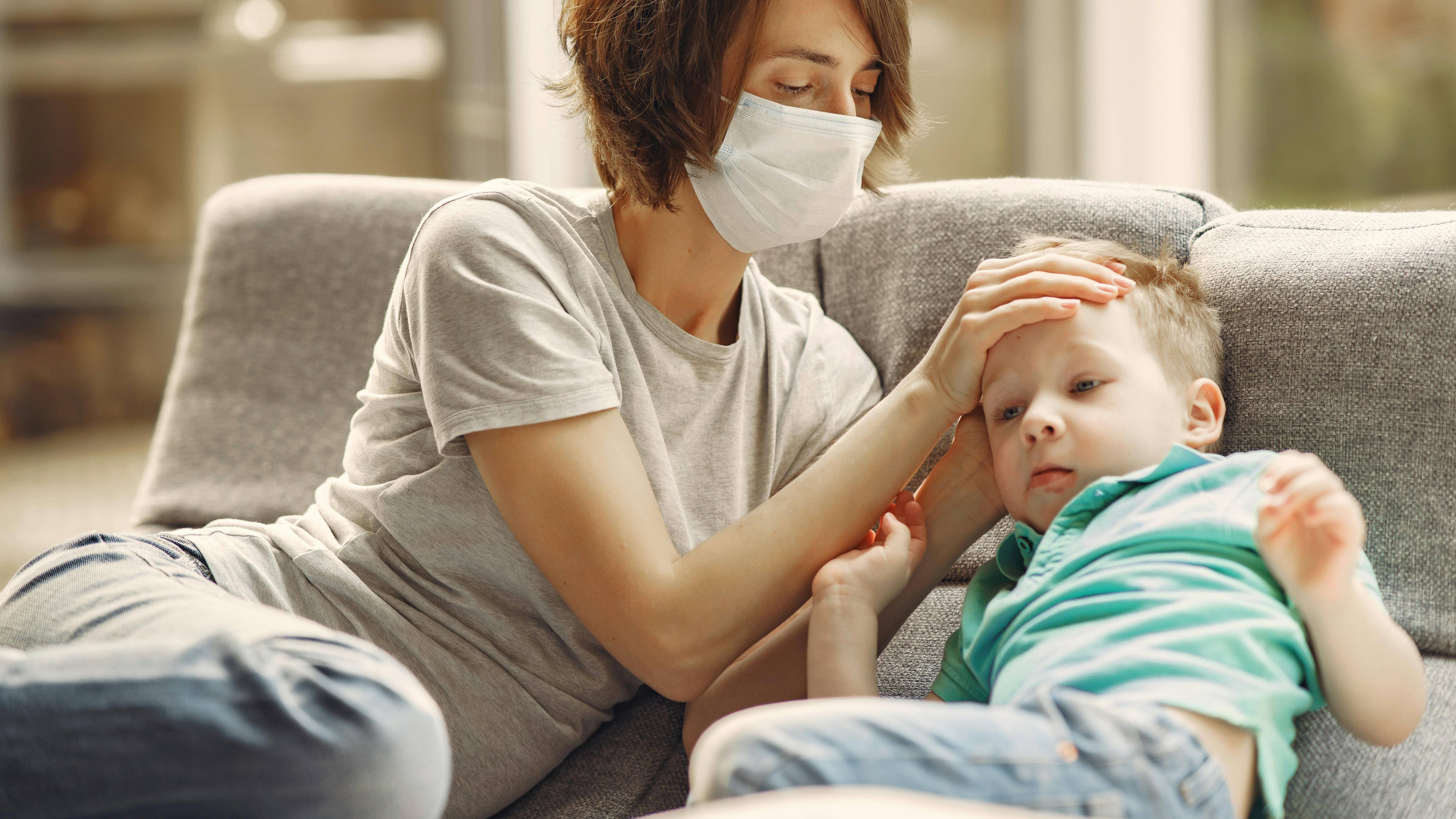 Bệnh Lyme khiến trẻ có thể bị sưng khớp gối, đau nhức và mệt mỏi toàn thân