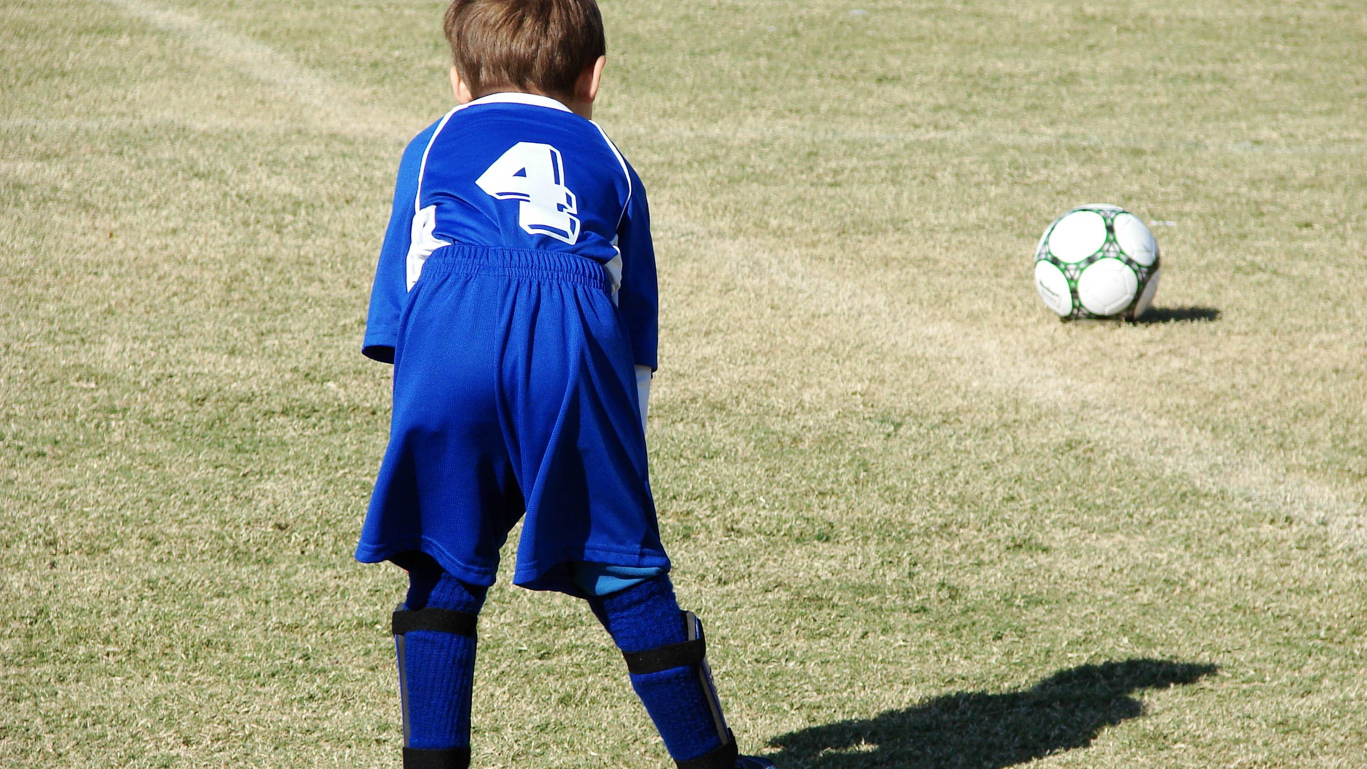 Tránh để trẻ vận động mạnh, nhất là các môn thể thao đòi hỏi nhiều sức như đá bóng