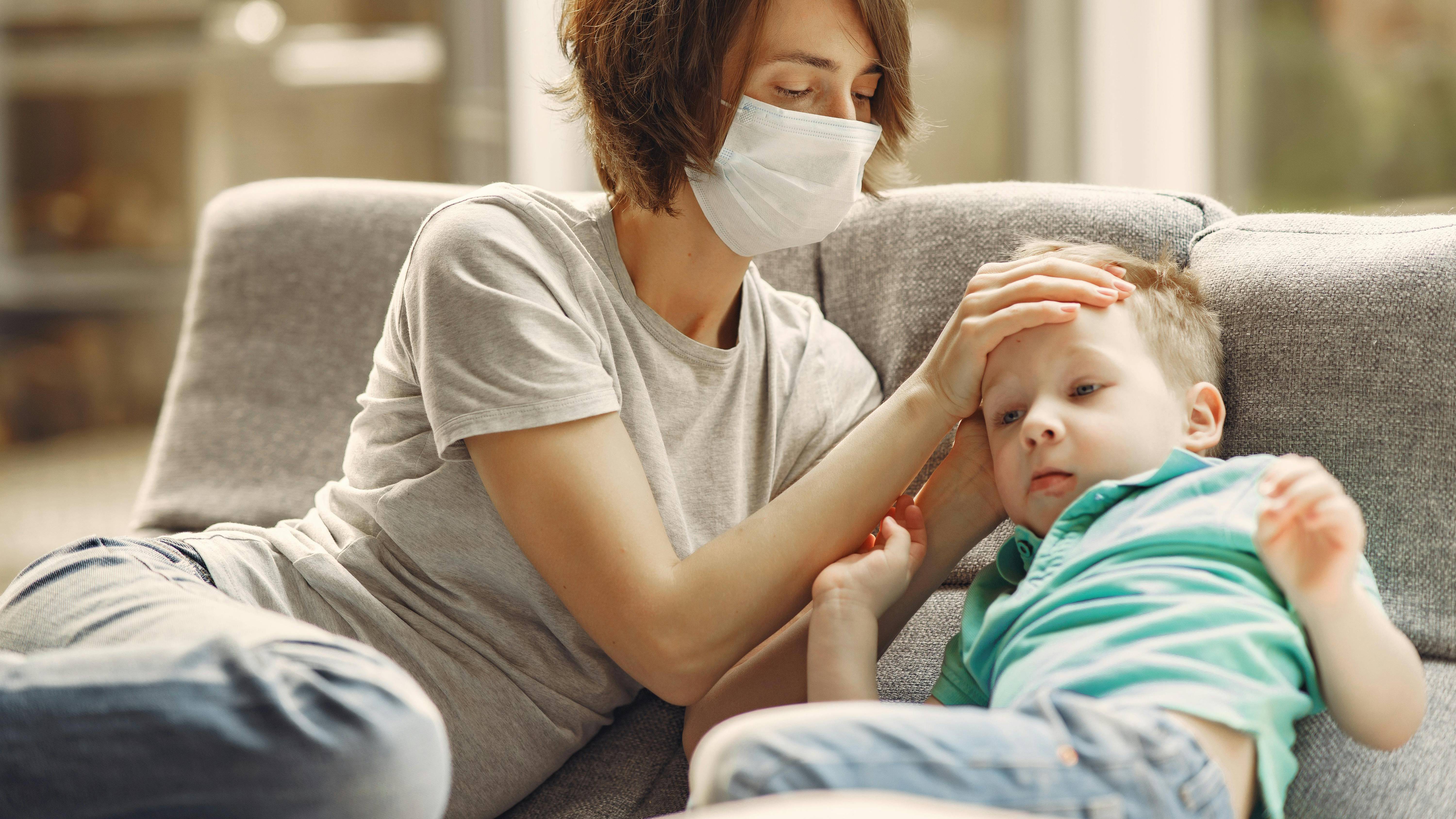 Ngoài đau khớp háng, một số trẻ sốt nhẹ hoặc có tiền sử nhiễm trùng tai mũi họng trong thời gian gần