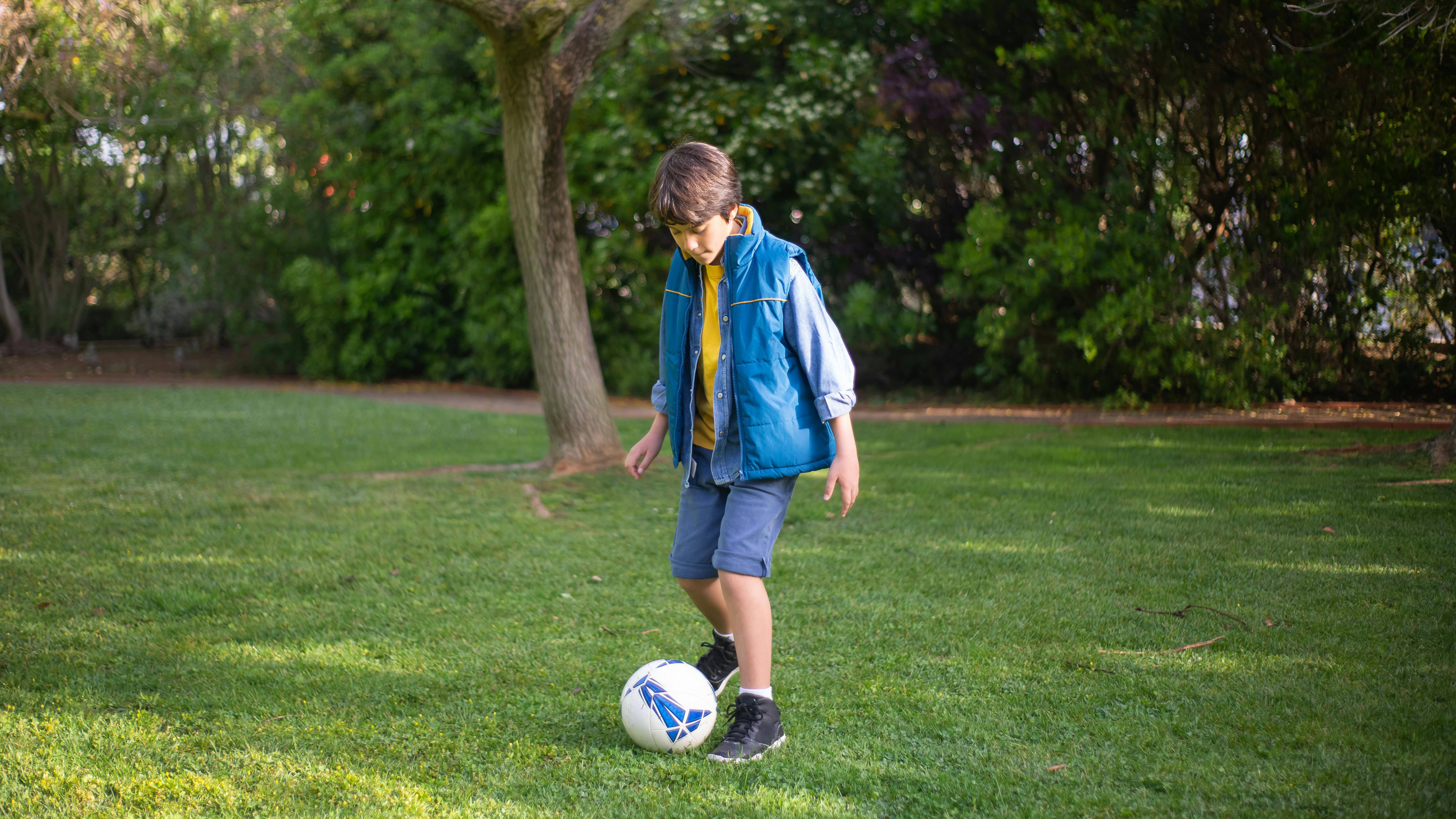 Trẻ nên duy trì cân nặng hợp lý để giảm áp lực lên khớp háng như chơi bóng đá