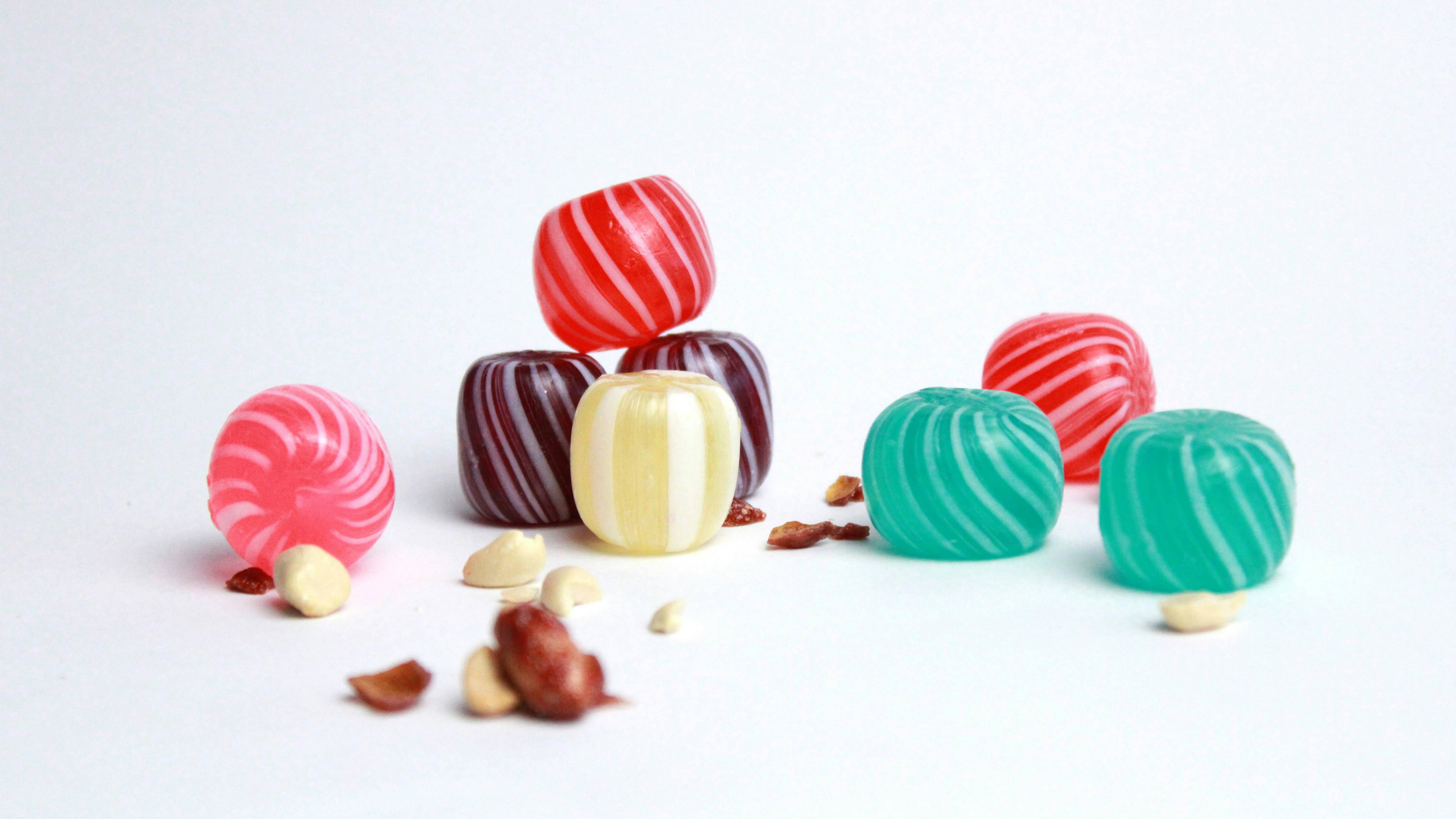 Viêm khớp kiêng ăn gì? Người bệnh nên hạn chế thực phẩm nhiều đường như bánh kẹo