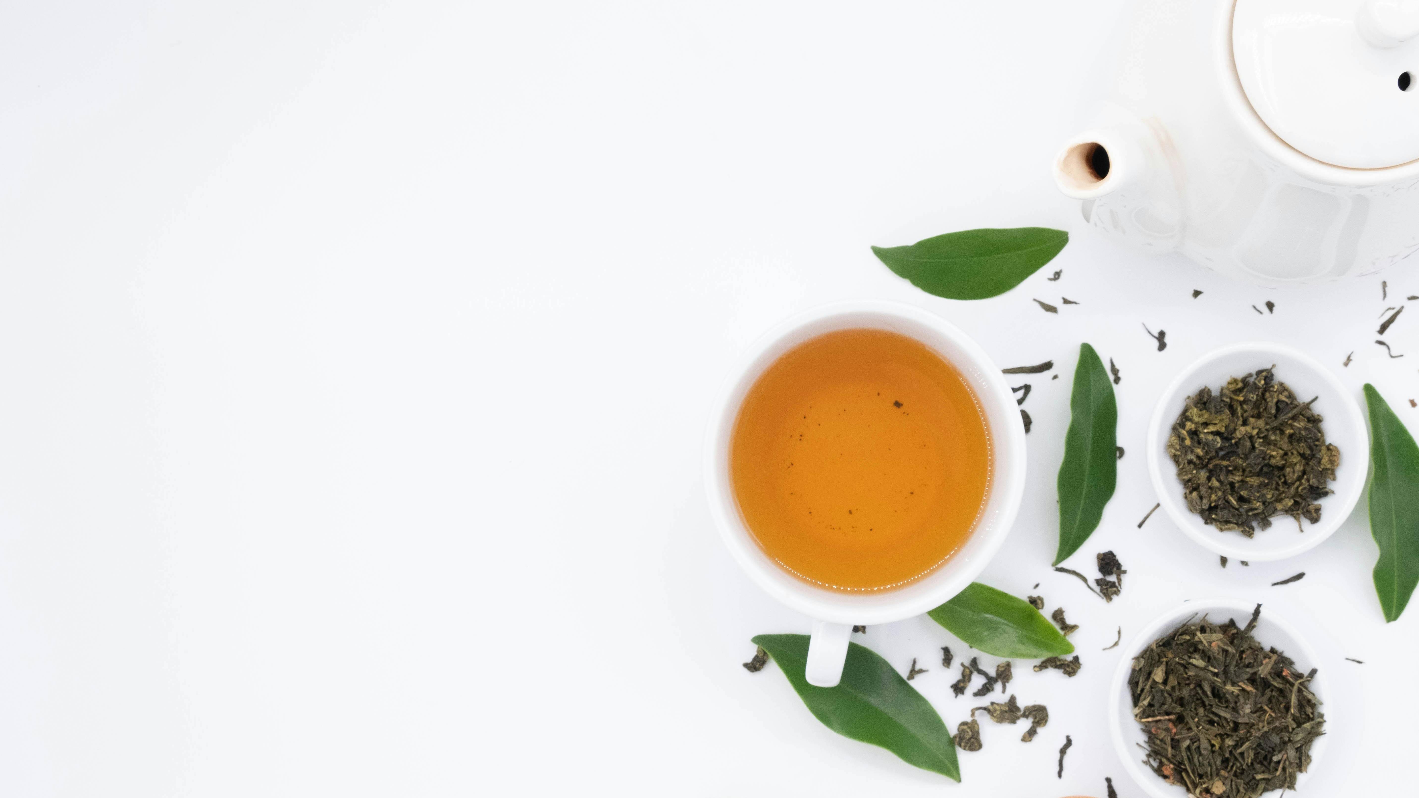 Người bệnh có thể uống trà xanh với lượng vừa phải để cải thiện tình trạng viêm