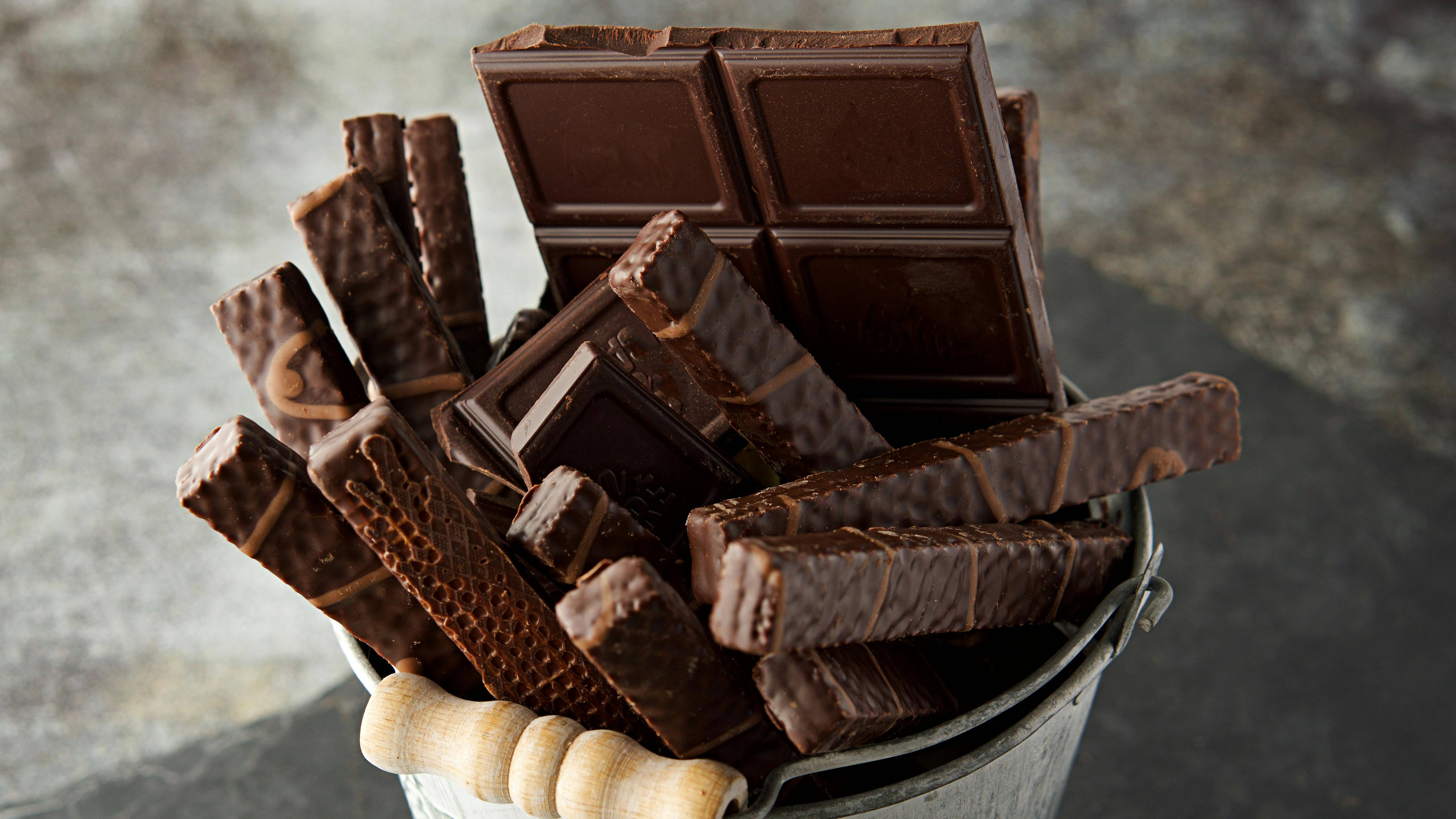 Socola đen nguyên chất với lượng vừa phải có thể góp phần cải thiện triệu chứng dài hạn