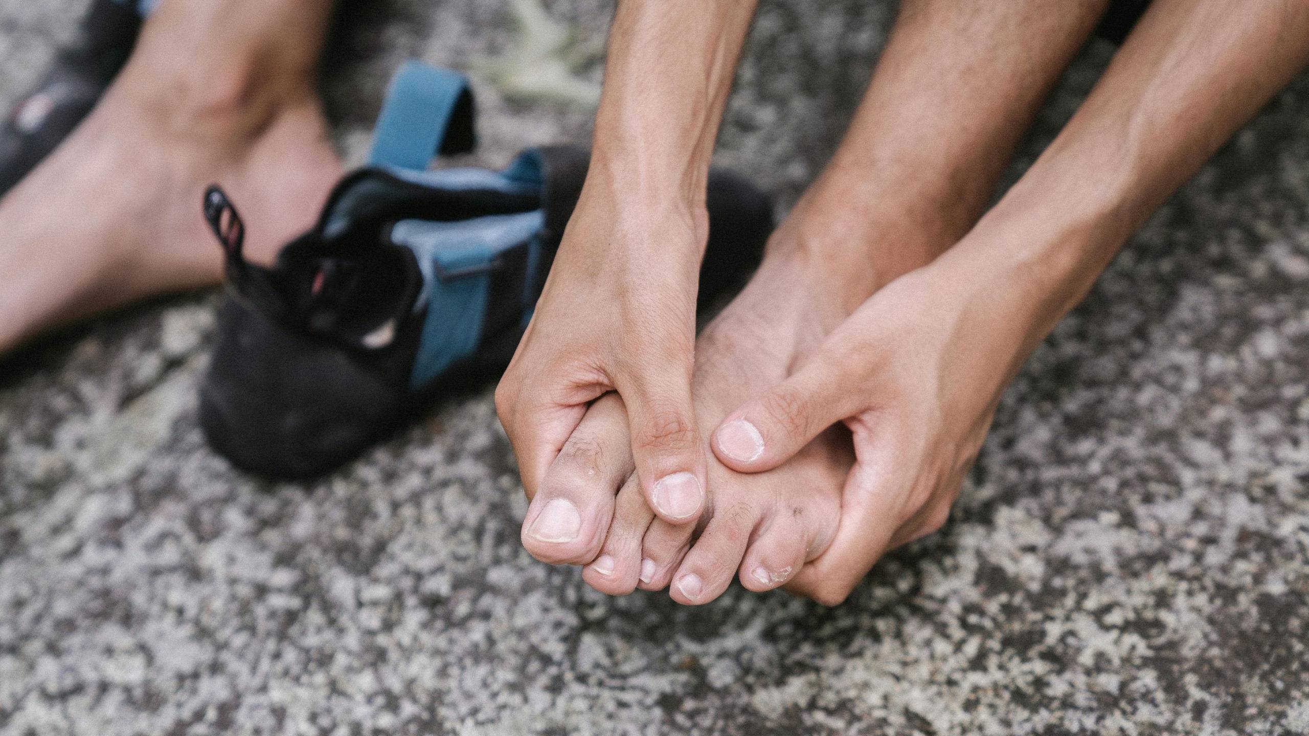 Mang giày dép quá chật có thể làm tình trạng viêm khớp ở ngón chân cái trầm trọng hơn