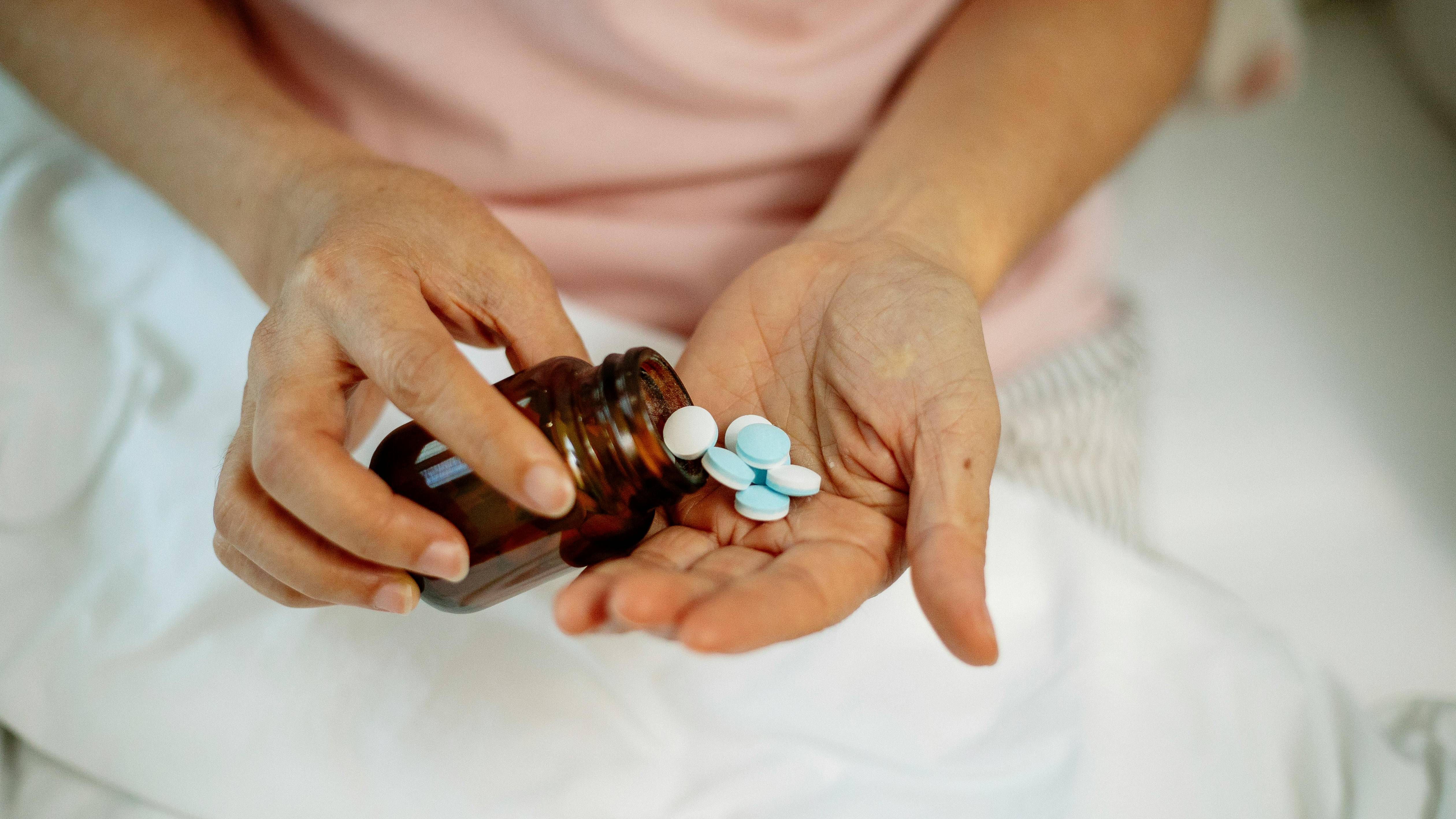 Với trường hợp nhẹ, bác sĩ thường chỉ định dùng thuốc kháng viêm không steroid hoặc thuốc giảm đau