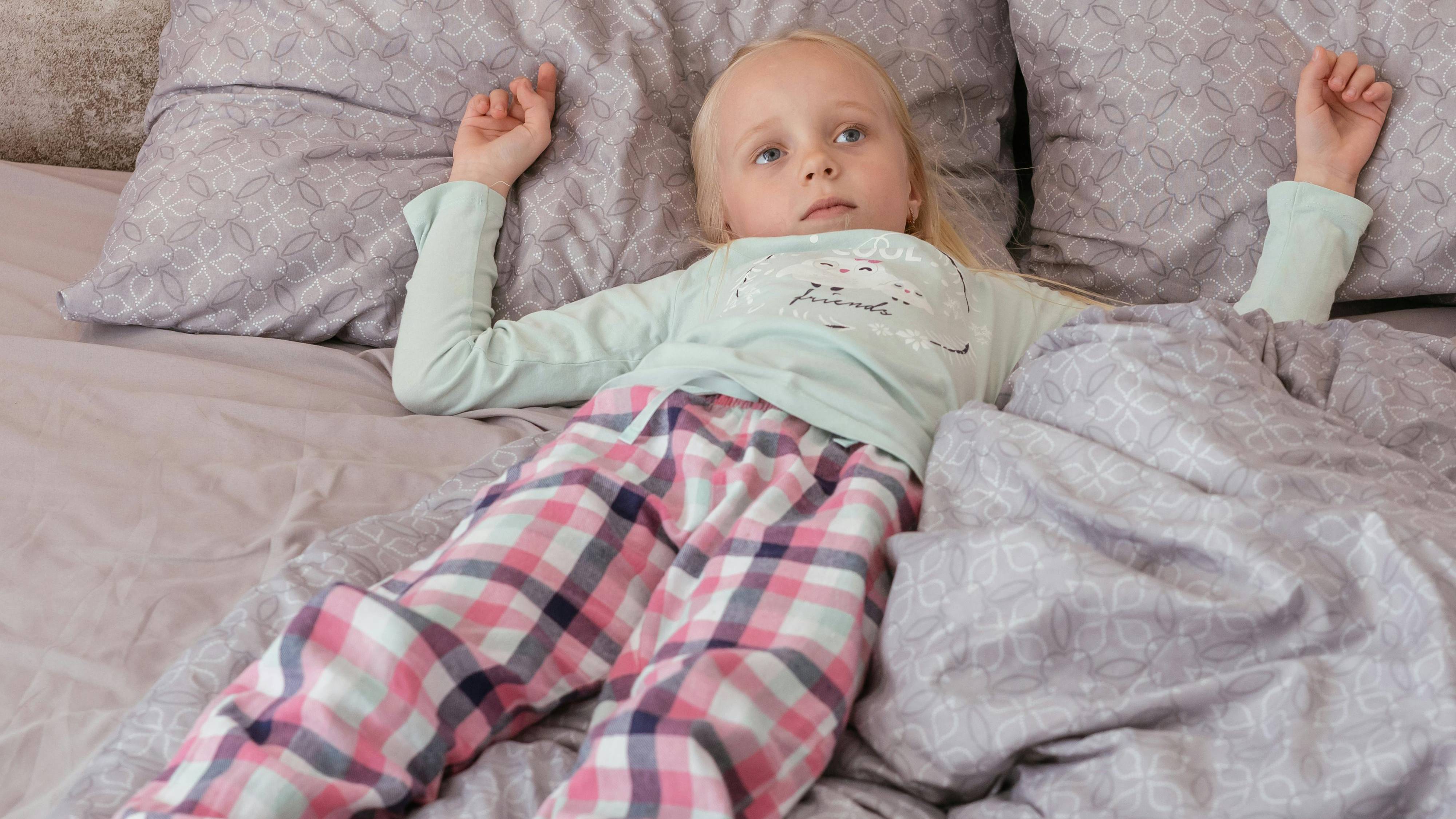 Một trong các loại viêm khớp ở trẻ em là viêm thể ít khớp, thường xảy ra ở bé gái