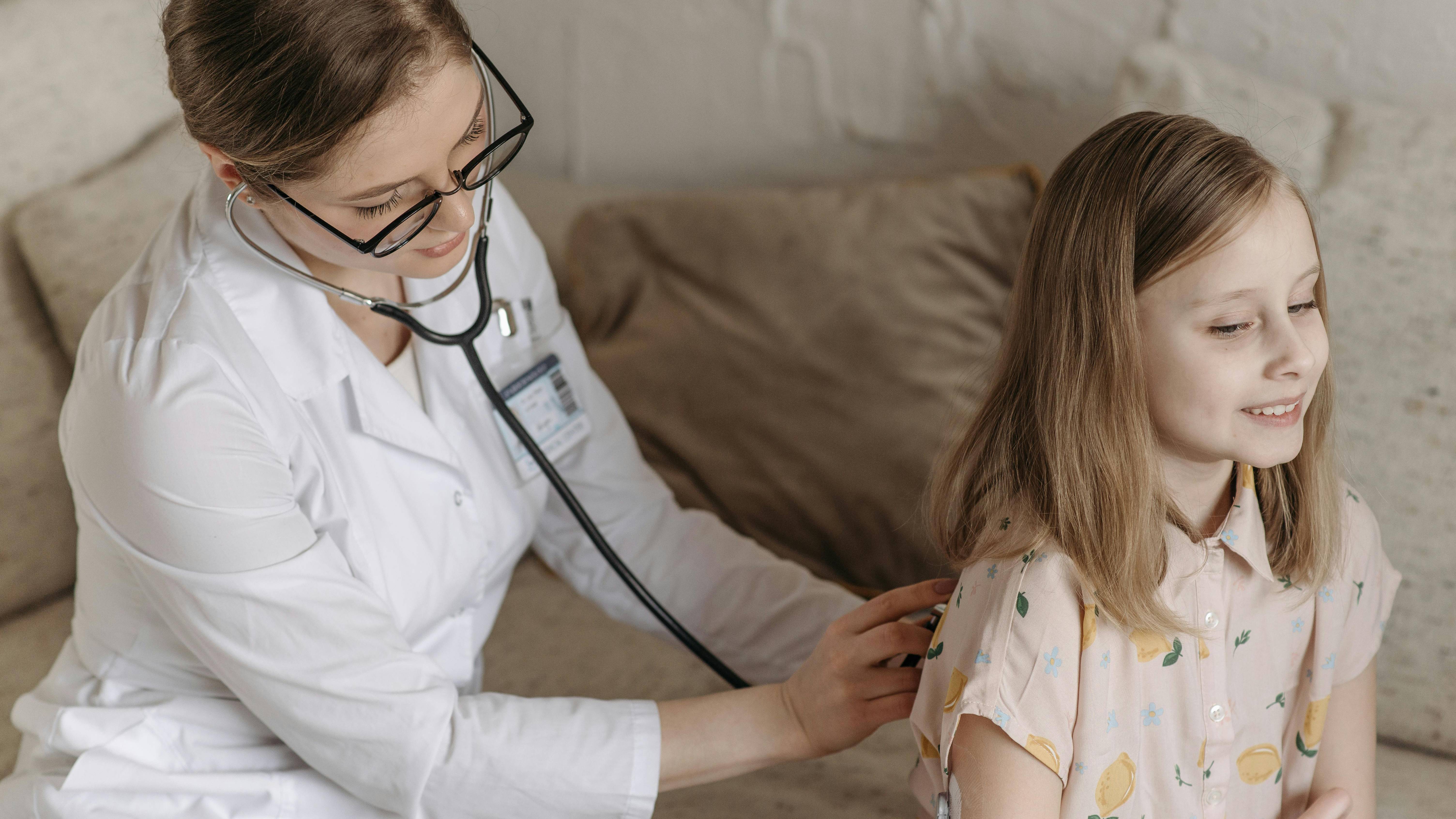 Trẻ cần được kiểm tra định kỳ để điều chỉnh phác đồ điều trị