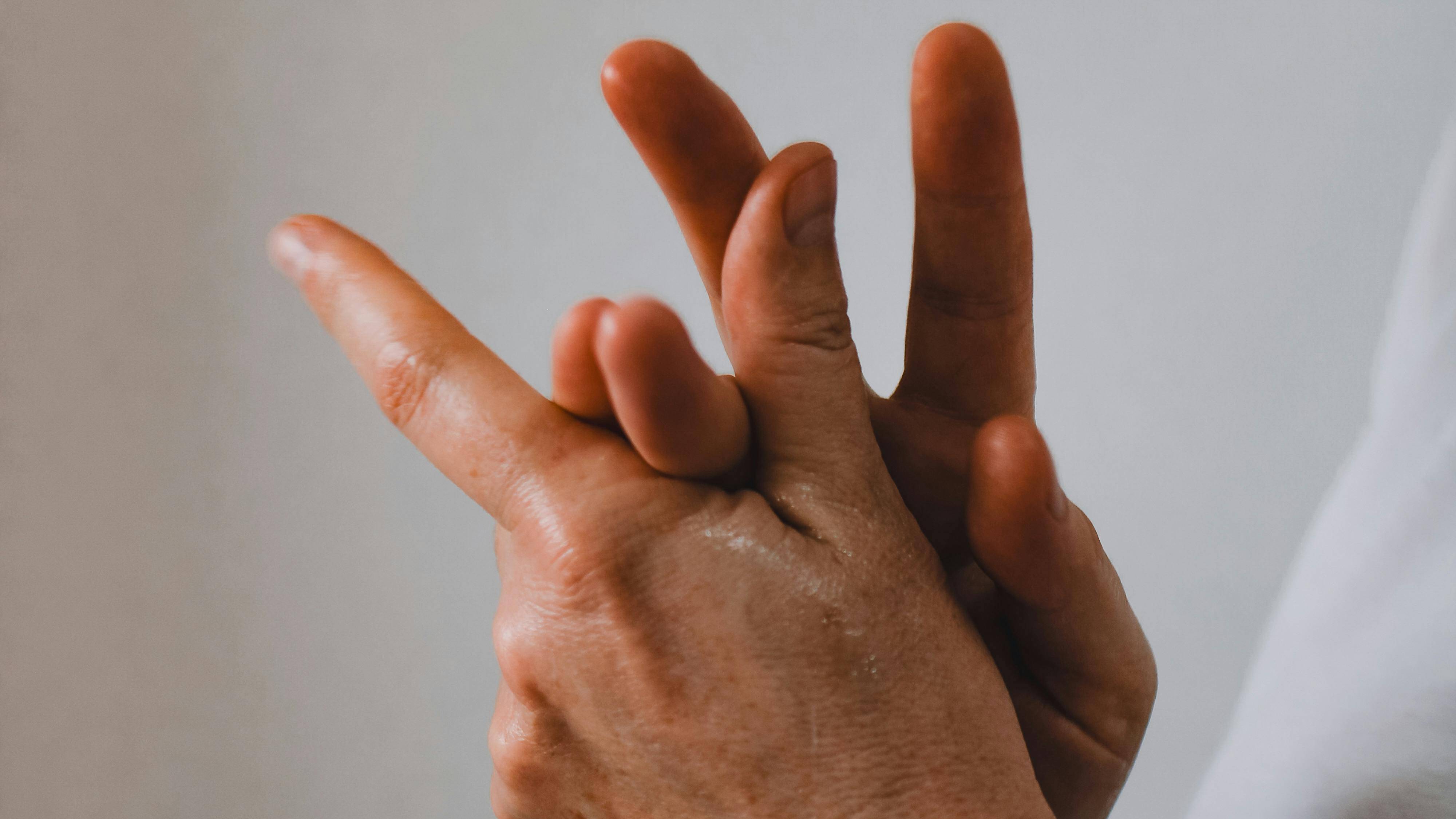 Một dấu hiệu viêm khớp ở tay thường gặp là đau cứng khớp vào buổi sáng