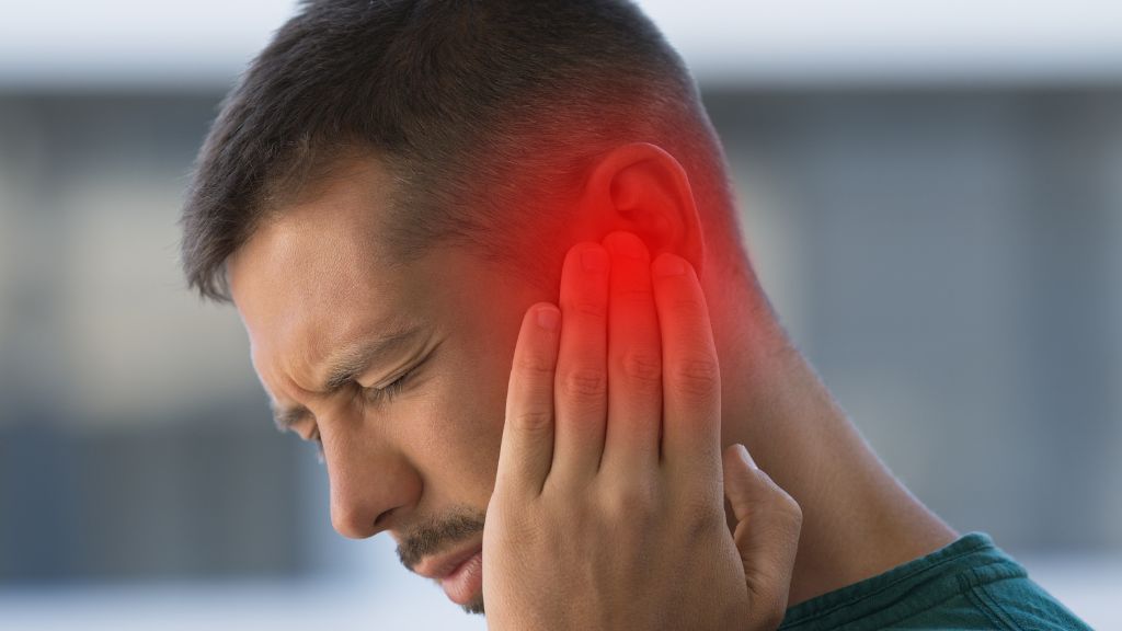 Khớp thái dương hàm nằm sát cấu trúc tai nên khi bị viêm có thể gây đau trong hoặc quanh tai