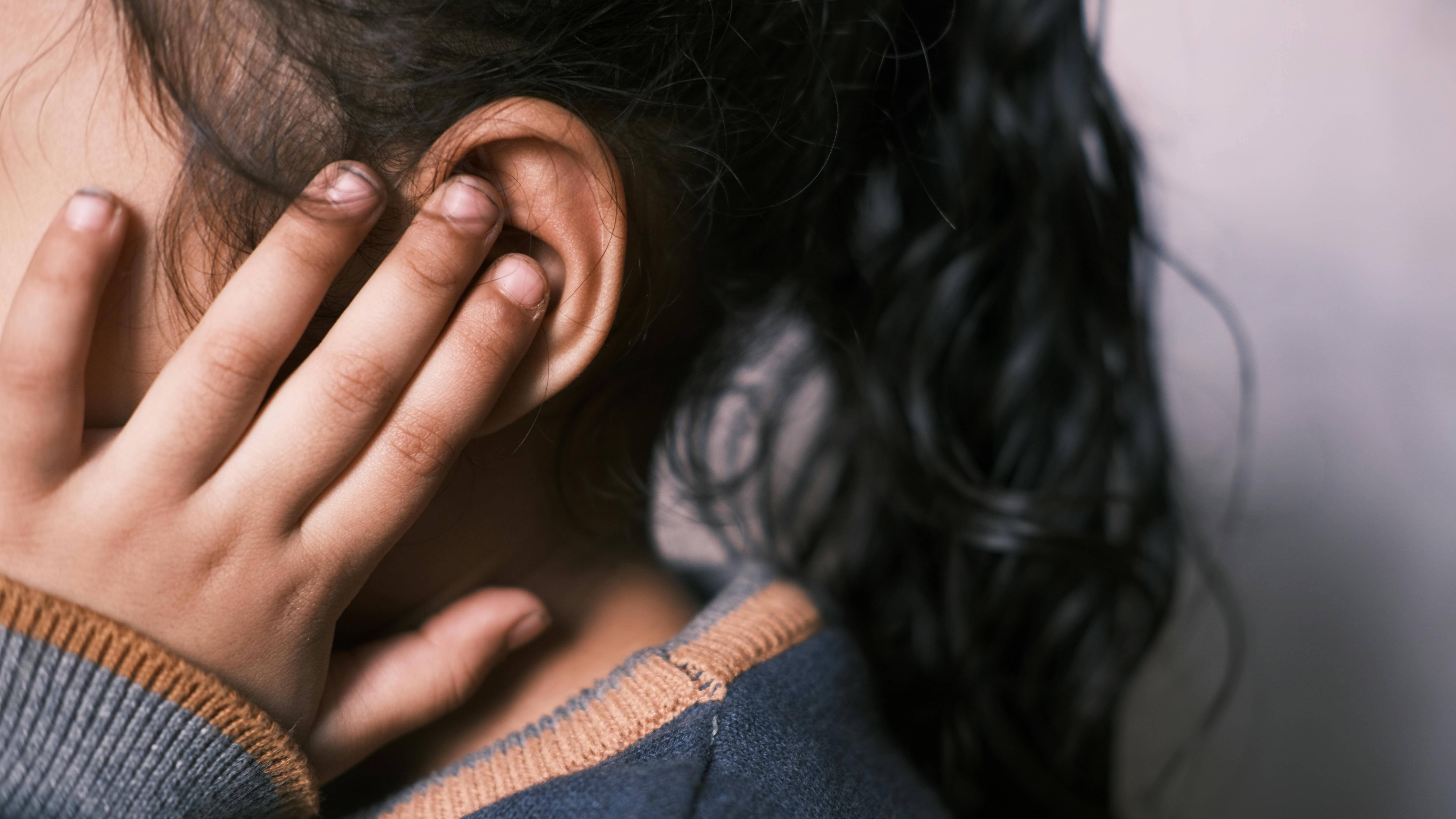 Người bị viêm khớp thái dương hàm có cảm giác sưng nhẹ vùng trước tai