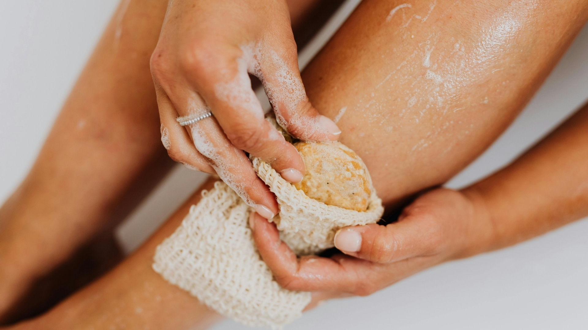 Việc tẩy tế bào chết định kỳ giúp duy trì lỗ chân lông thông thoáng, giảm nguy cơ hình thành các tổn thương viêm mới