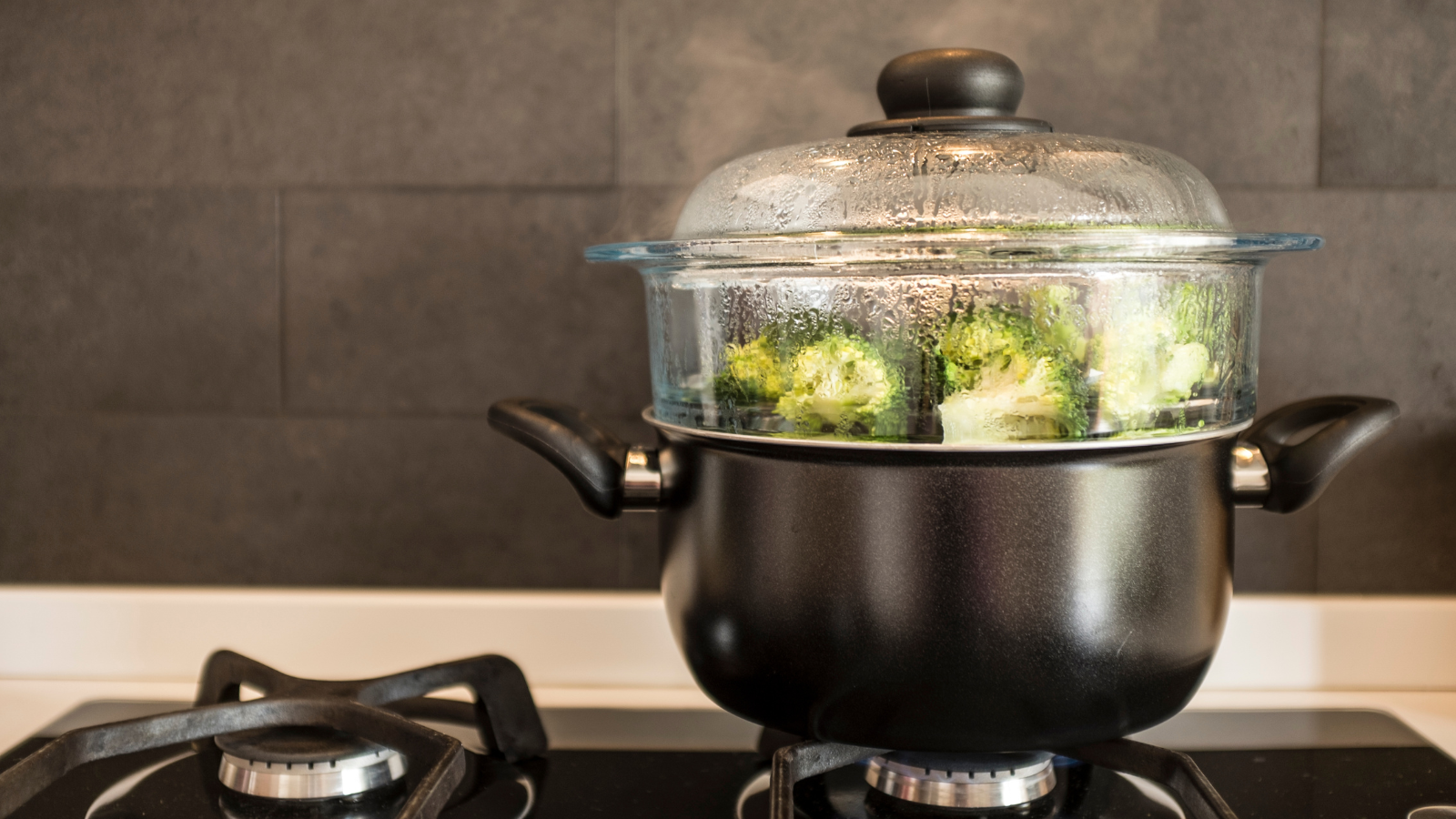 Ưu tiên chọn các cách nấu giúp thực phẩm giữ được độ mềm và dễ tiêu