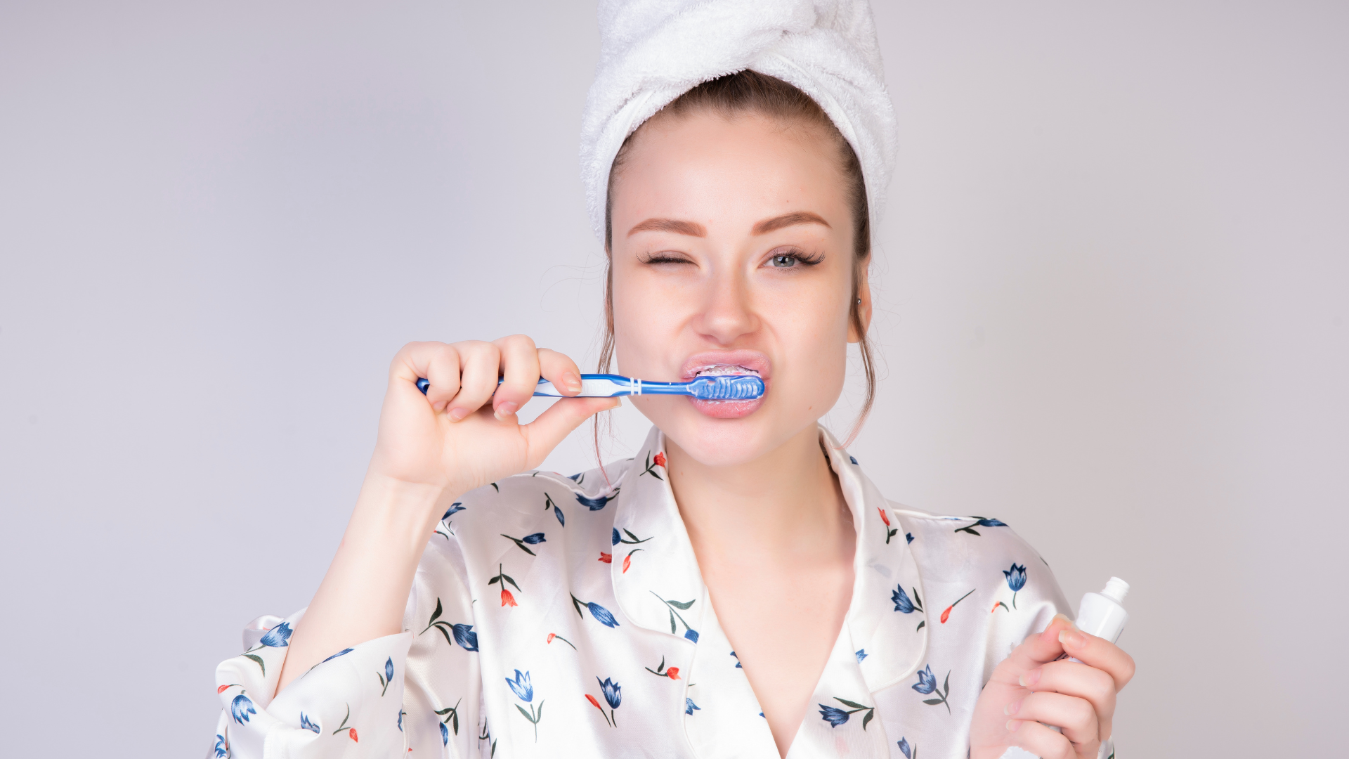 Vệ sinh răng miệng không đúng cách khiến lợi yếu và dễ chảy máu
