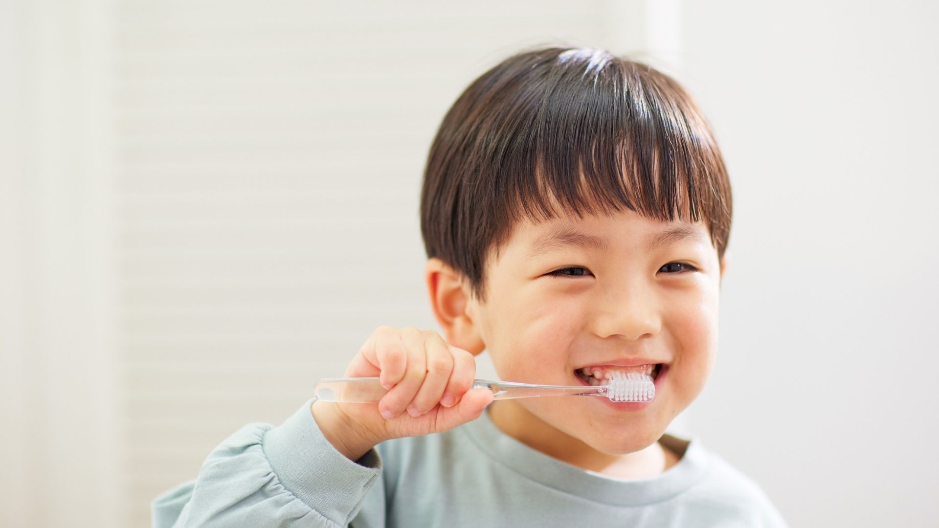 Vệ sinh răng miệng cho trẻ sạch sẽ giúp cải thiện tình trạng viêm lợi