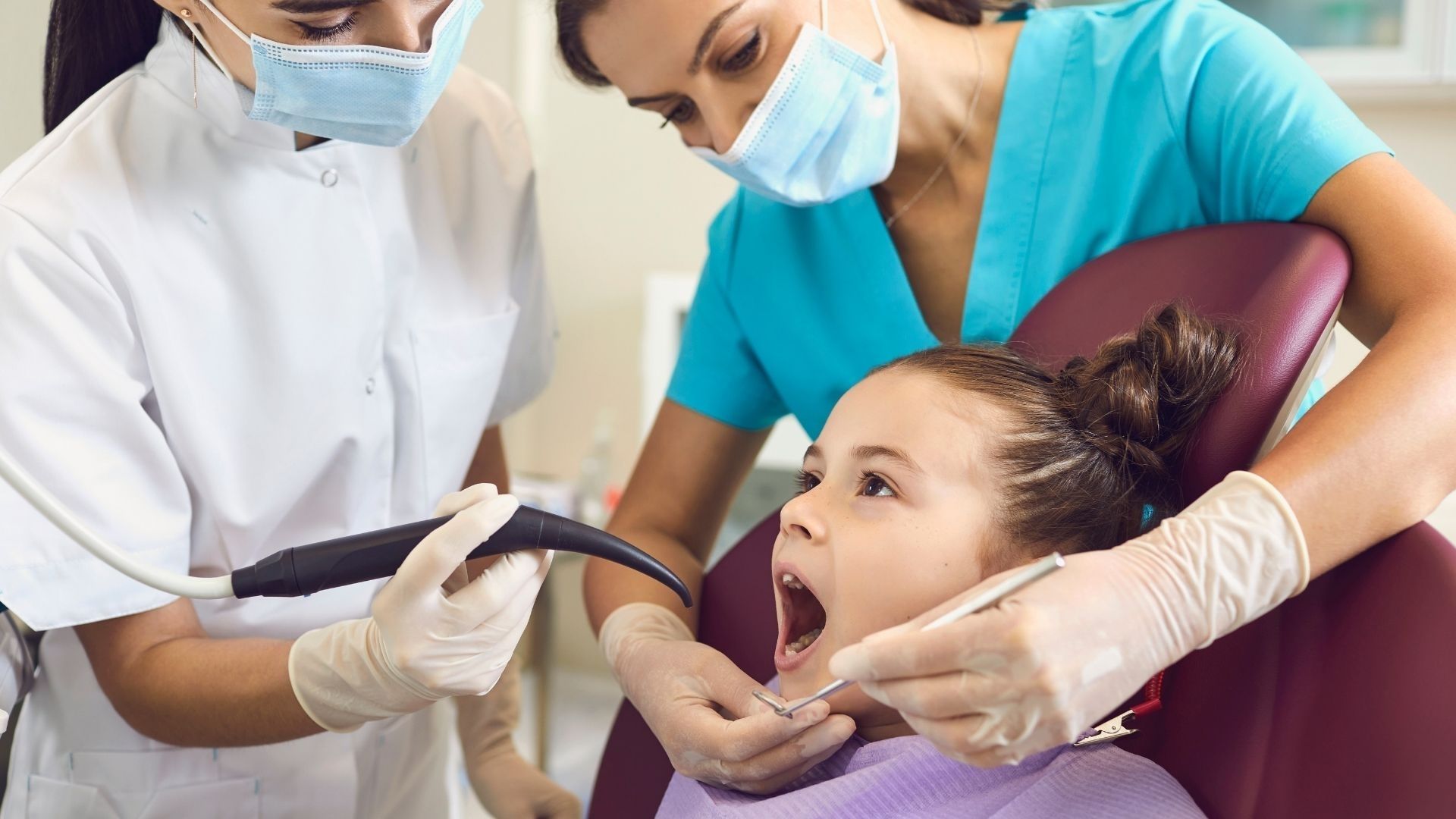 Cha mẹ nên đưa trẻ đến khám nha sĩ nếu tình trạng viêm lợi không thuyên giảm