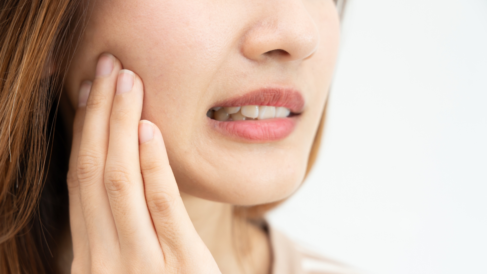 Phần lợi trùm lên răng bị viêm sẽ trở nên sưng, đỏ và đau nhức, đặc biệt khi ăn nhai hoặc chạm vào