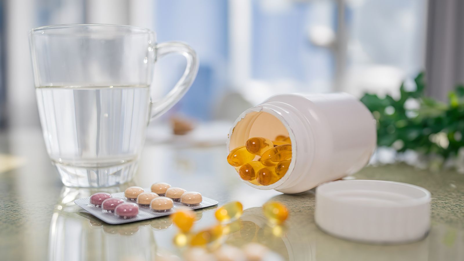 Nếu viêm xảy ra ở phía sau mắt, người bệnh có thể cần dùng corticosteroid đường uống hoặc tiêm quanh nhãn cầu