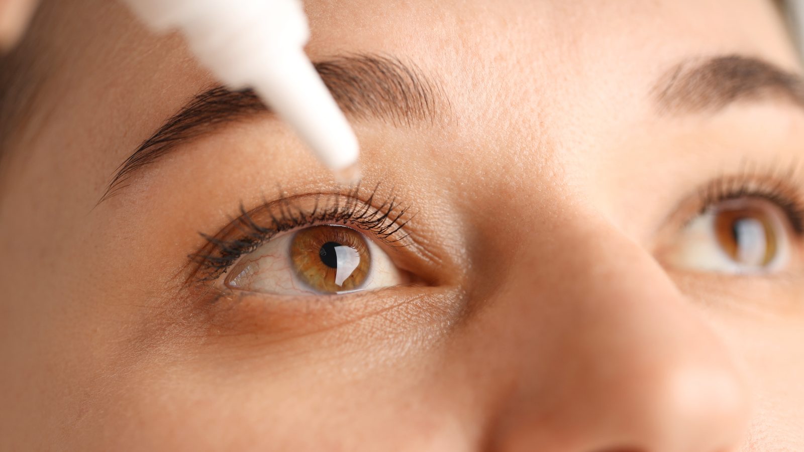 Người bị viêm màng bồ đào mức độ nhẹ có thể dùng thuốc nhỏ mắt để kiểm soát bệnh