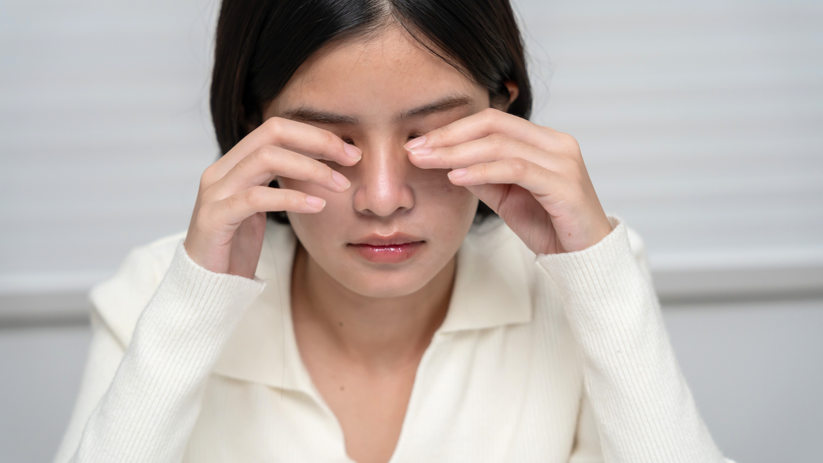 Người bệnh cần tránh dụi mắt và hạn chế tiếp xúc với khói bụi