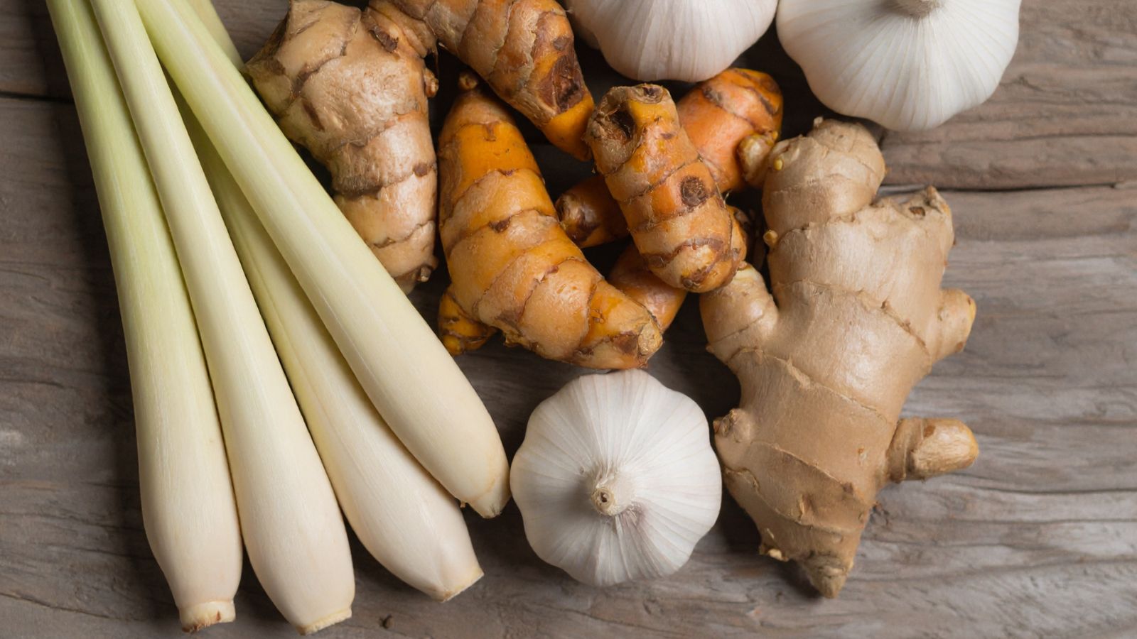 Nghệ, gừng và tỏi chứa nhiều hoạt chất chống viêm và kháng khuẩn, giúp hỗ trợ hệ miễn dịch
