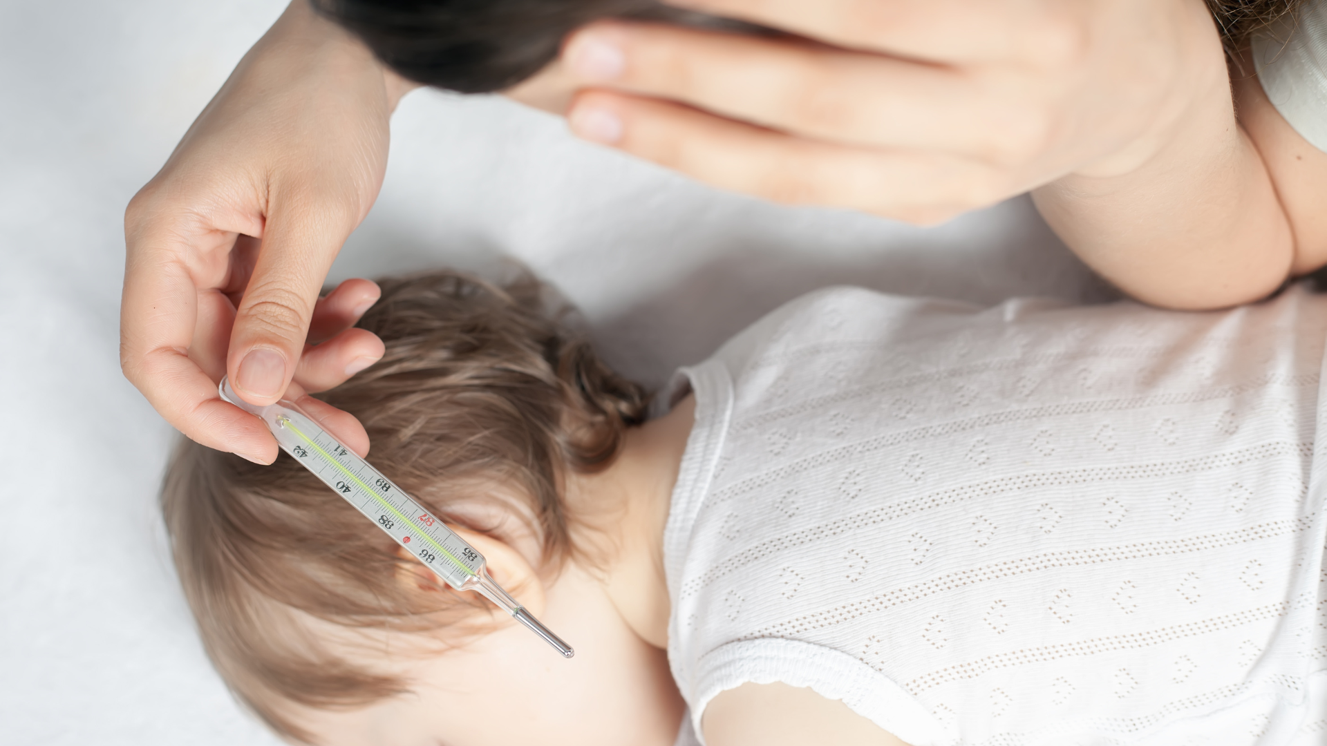 Viêm màng não mủ ở trẻ sơ sinh thường biểu hiện qua sốt cao đột ngột hoặc hạ thân nhiệt bất thường