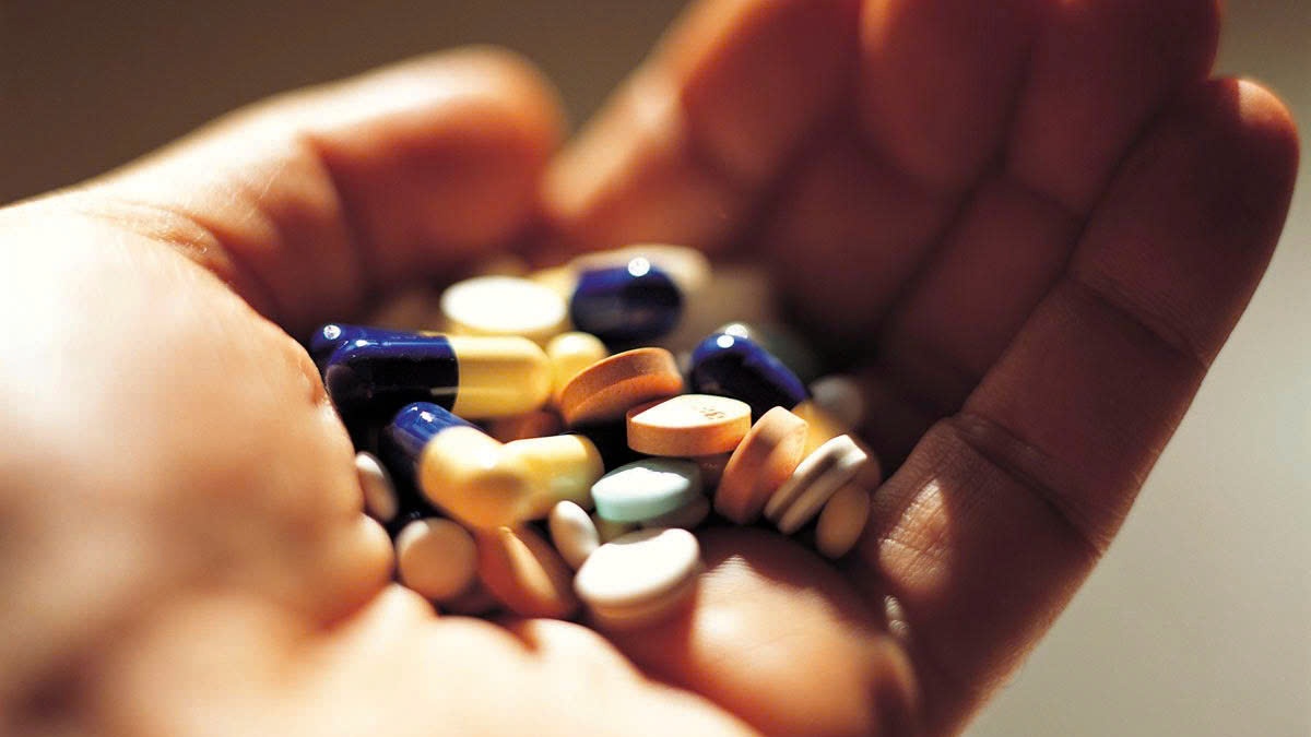 Sử dụng thuốc giảm đau không kê đơn như paracetamol hoặc ibuprofen