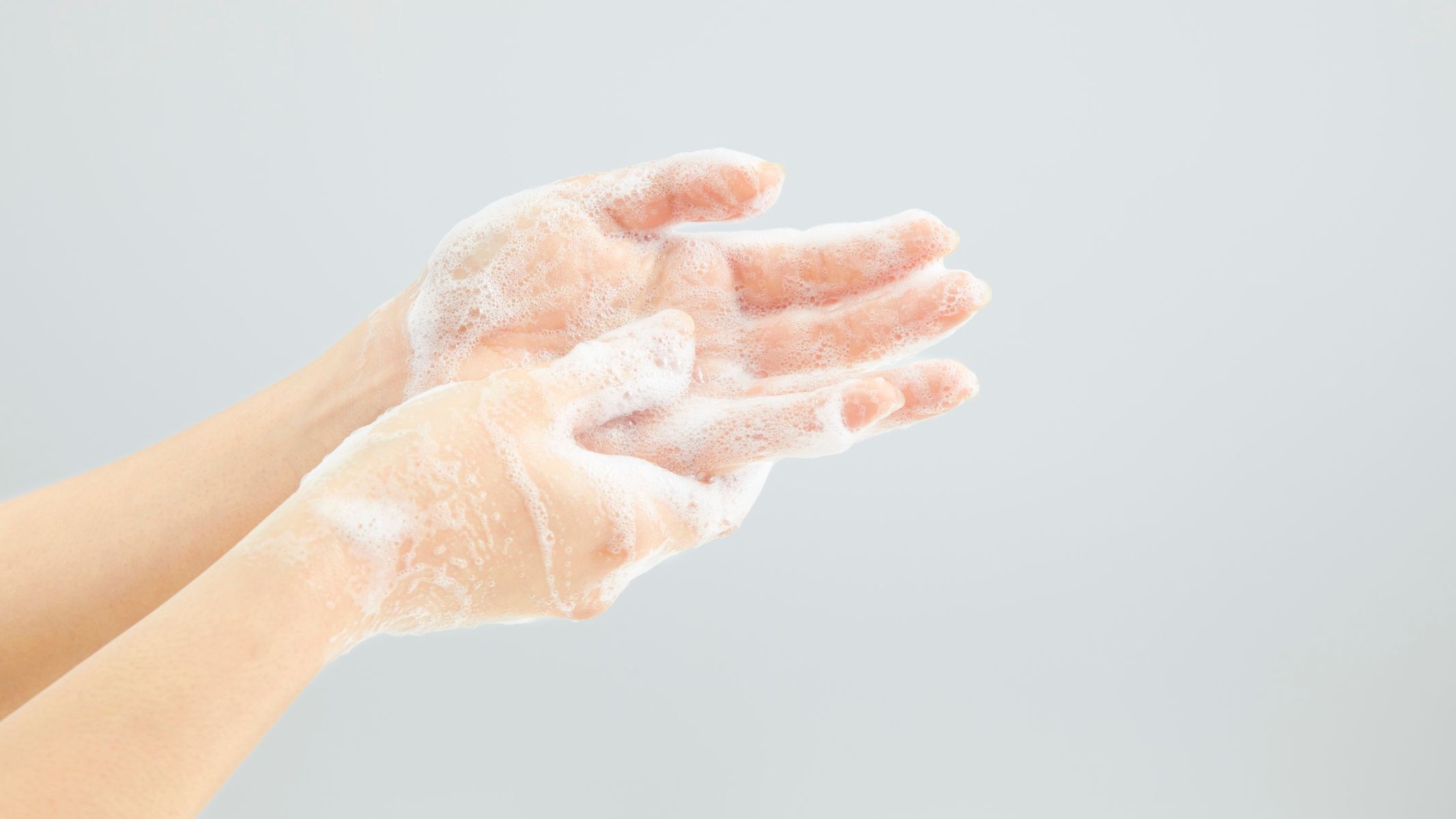 Người bị viêm nang lông nên tắm rửa hằng ngày, đặc biệt sau khi vận động mạnh hoặc ra nhiều mồ hôi