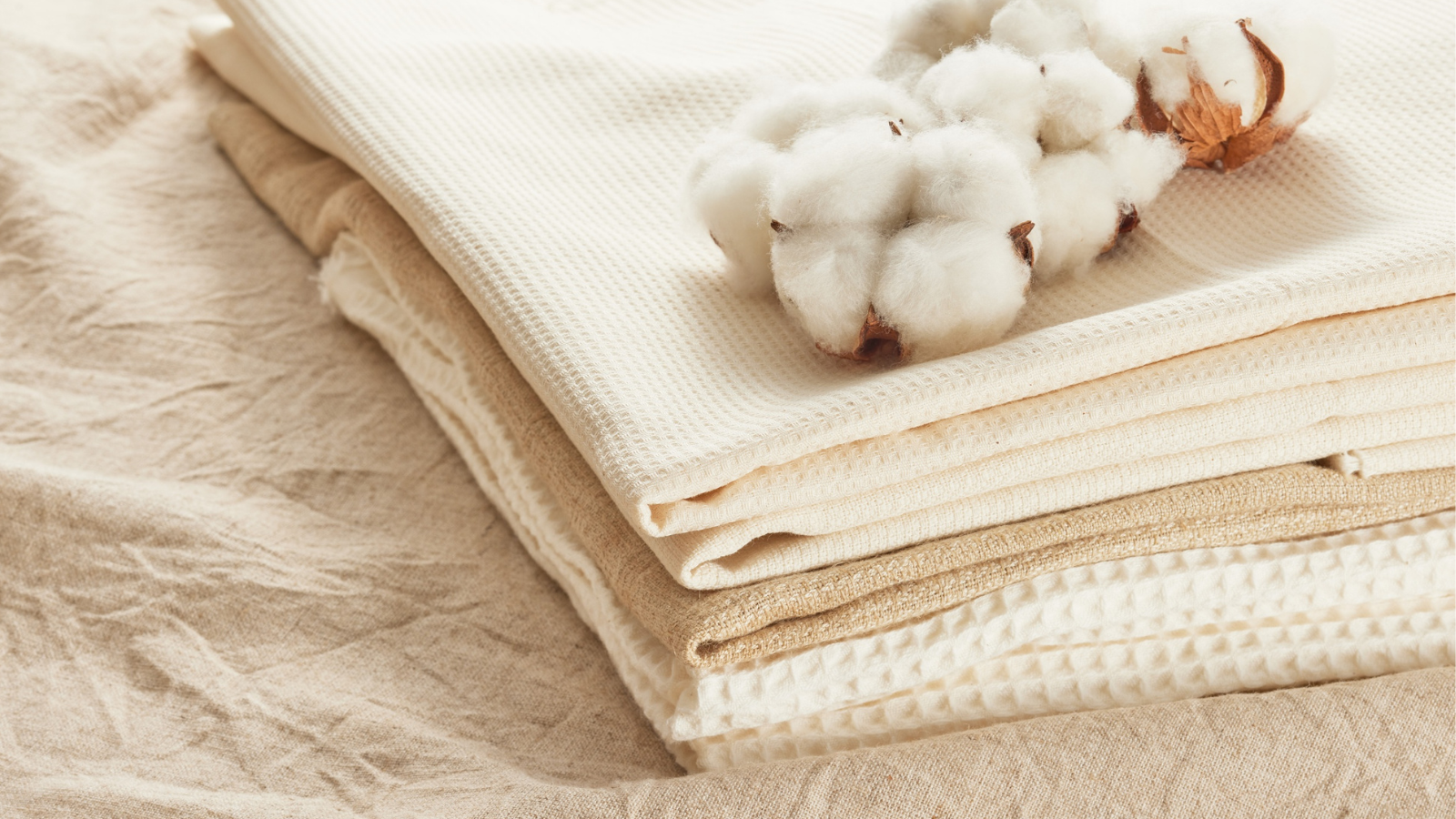 Hãy chọn các loại vải rộng rãi, thoáng khí như cotton, gai dầu hoặc lanh để da thoáng hơn và hạn chế kích ứng