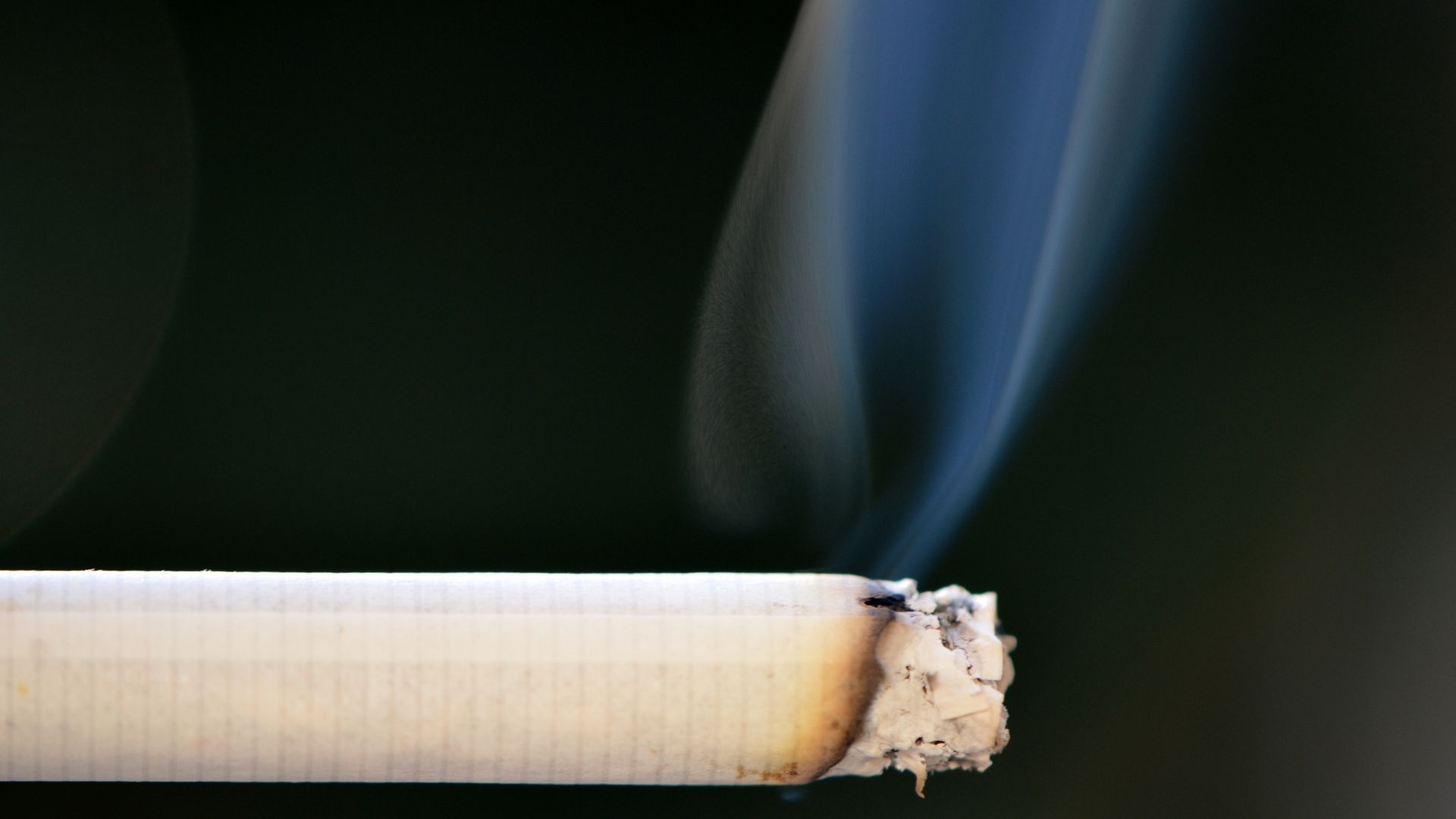 Hạn chế hút thuốc lá giúp giảm nguy cơ mắc bệnh lý răng miệng