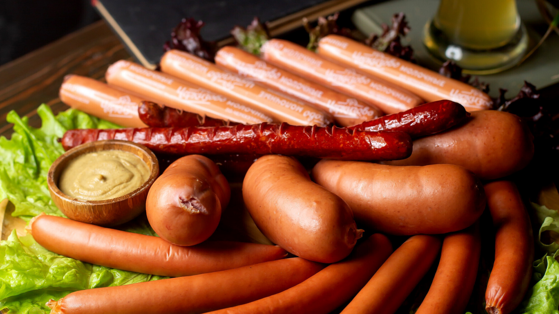 Xúc xích, thịt xông khói hoặc lạp xưởng thường chứa nhiều muối, chất bảo quản và chất béo không lành mạnh, có thể làm tăng viêm