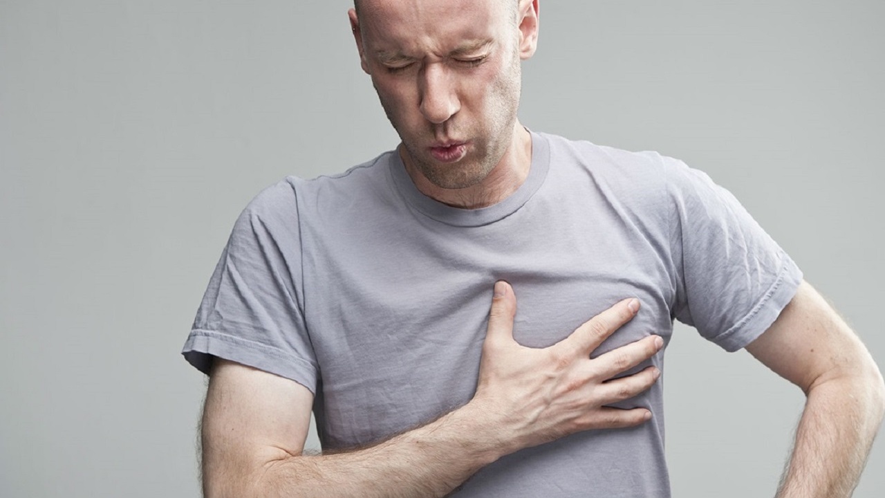 Người bệnh viêm nội tâm mạc có thể cảm thấy đau ngực khi thở