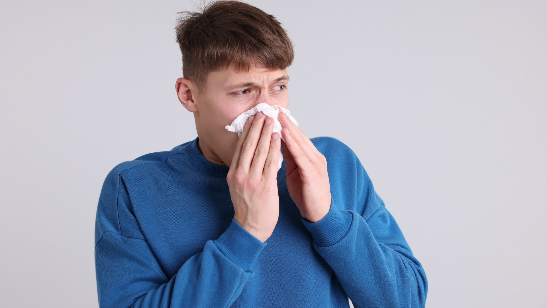 Viêm phế quản do dị ứng gây ho kéo dài và có thể có một số triệu chứng đi kèm như hắt hơi, sổ mũi, ngứa mũi