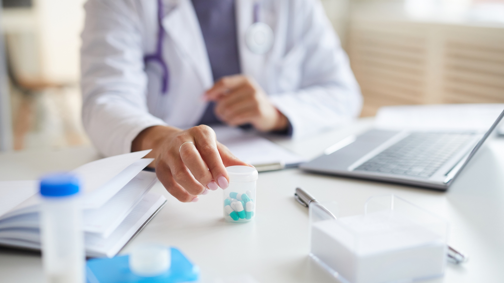 Sử dụng thuốc theo chỉ định có thể giúp kiểm soát tốt các triệu chứng do viêm phế quản dị ứng