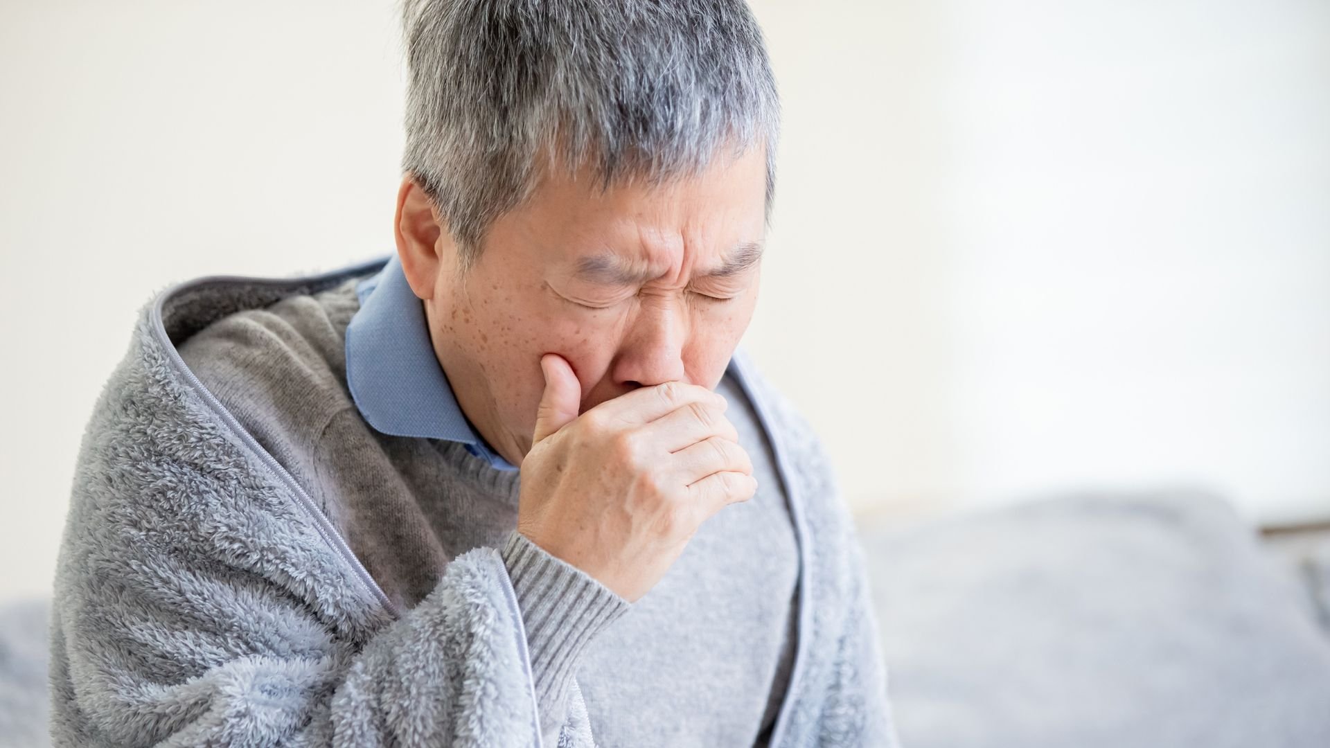 Nam giới lớn tuổi có nhiều khả năng mắc bệnh viêm phổi kẽ