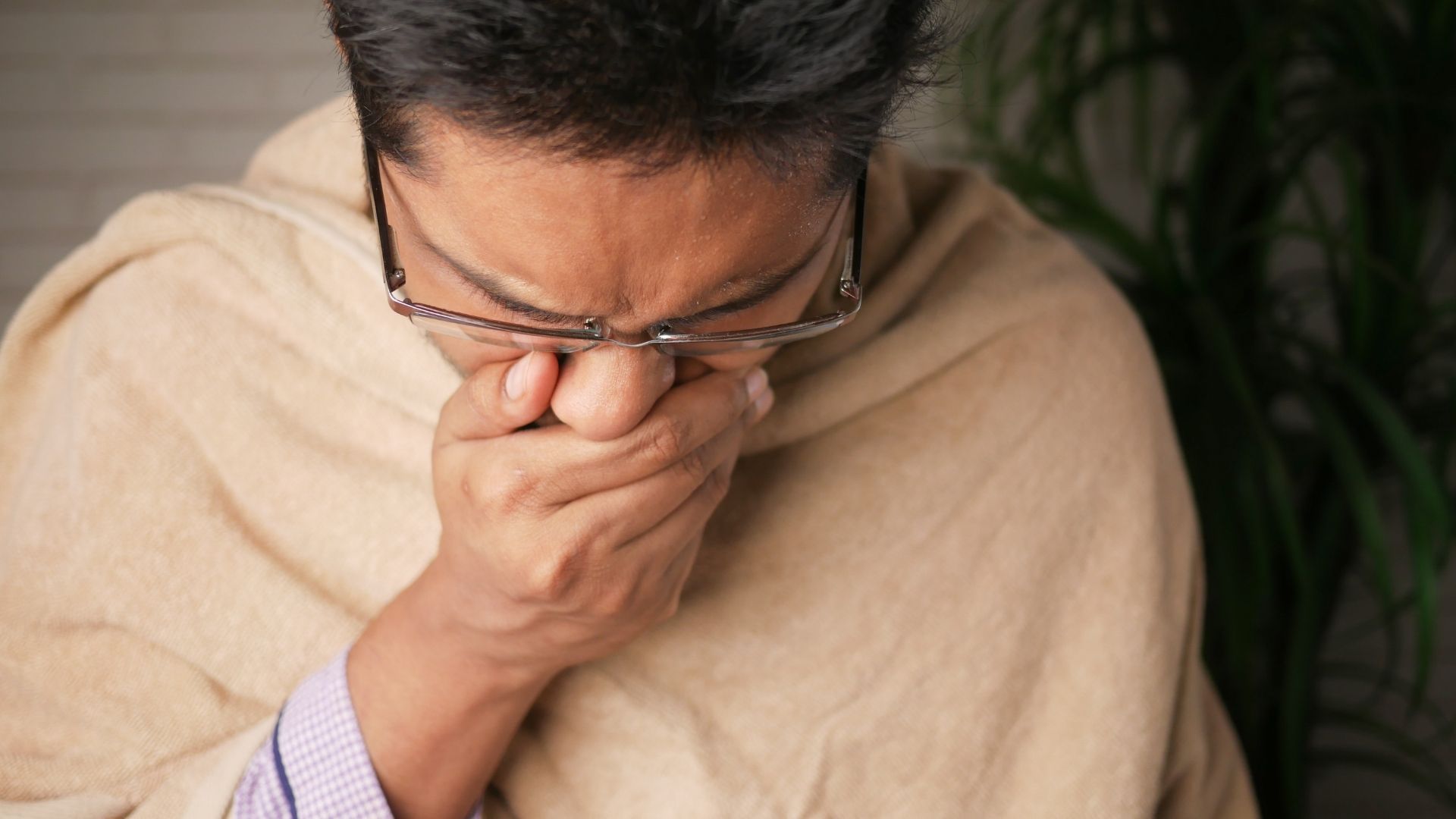Người bệnh bị viêm quanh chóp răng có thể bị đau âm ỉ vùng miệng