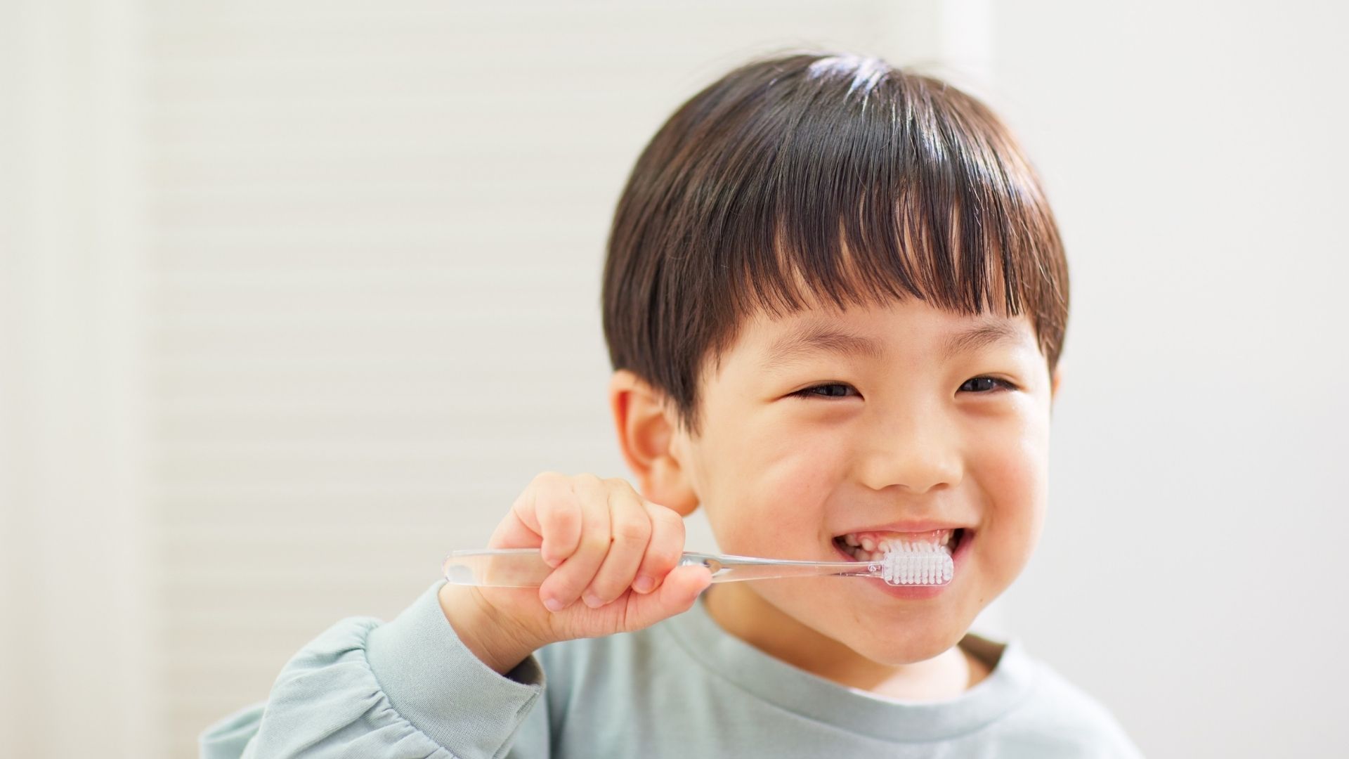 Vệ sinh răng miệng đúng cách giúp hạn chế tình trạng viêm quanh răng