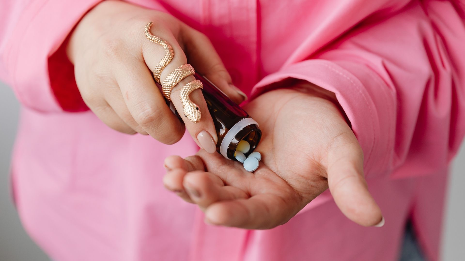 Uống thuốc đúng cách giúp hạn chế triệu chứng viêm thực quản