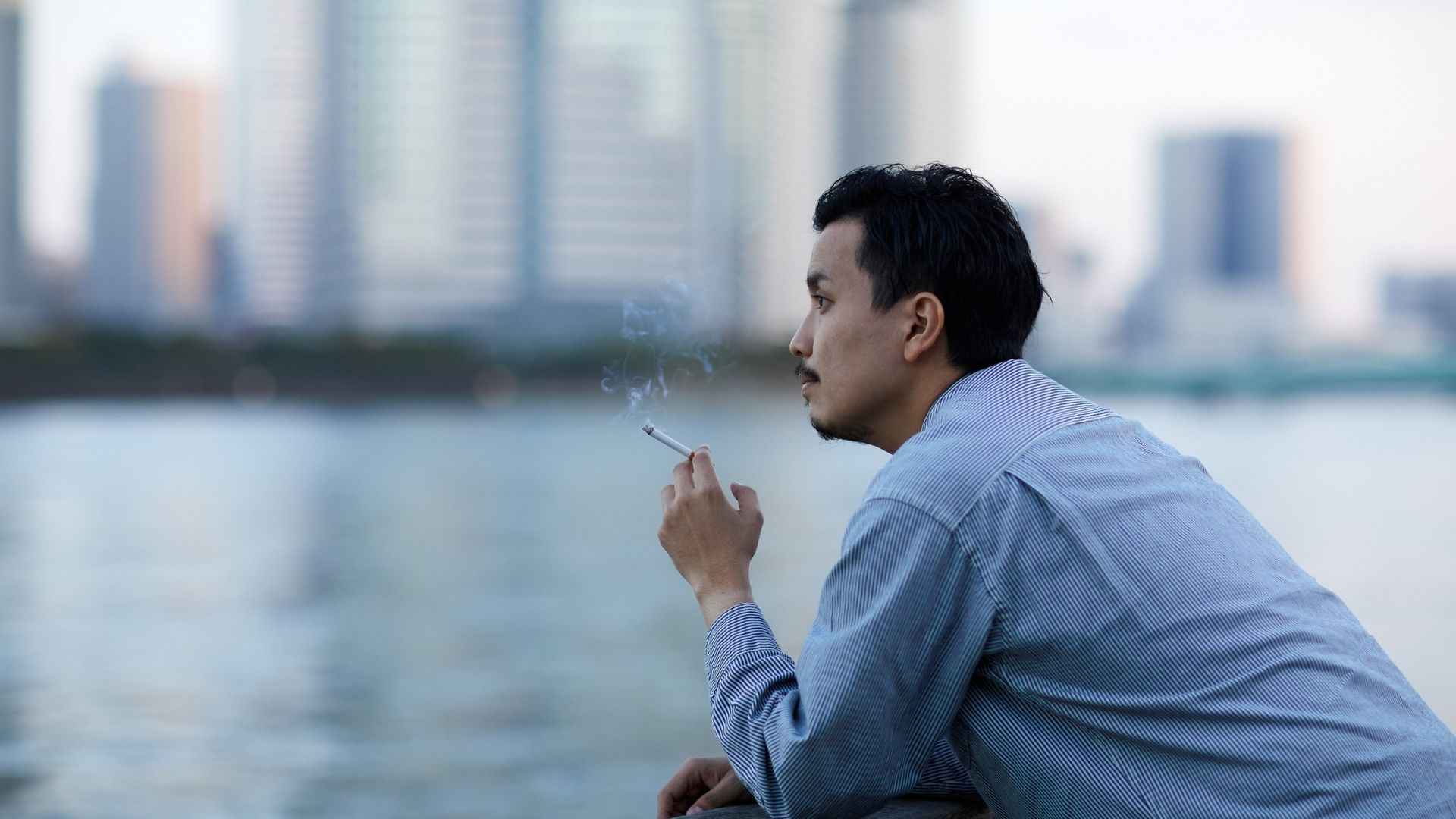 Người hút thuốc lá có nguy cơ mắc&nbsp;viêm thực quản trào ngược