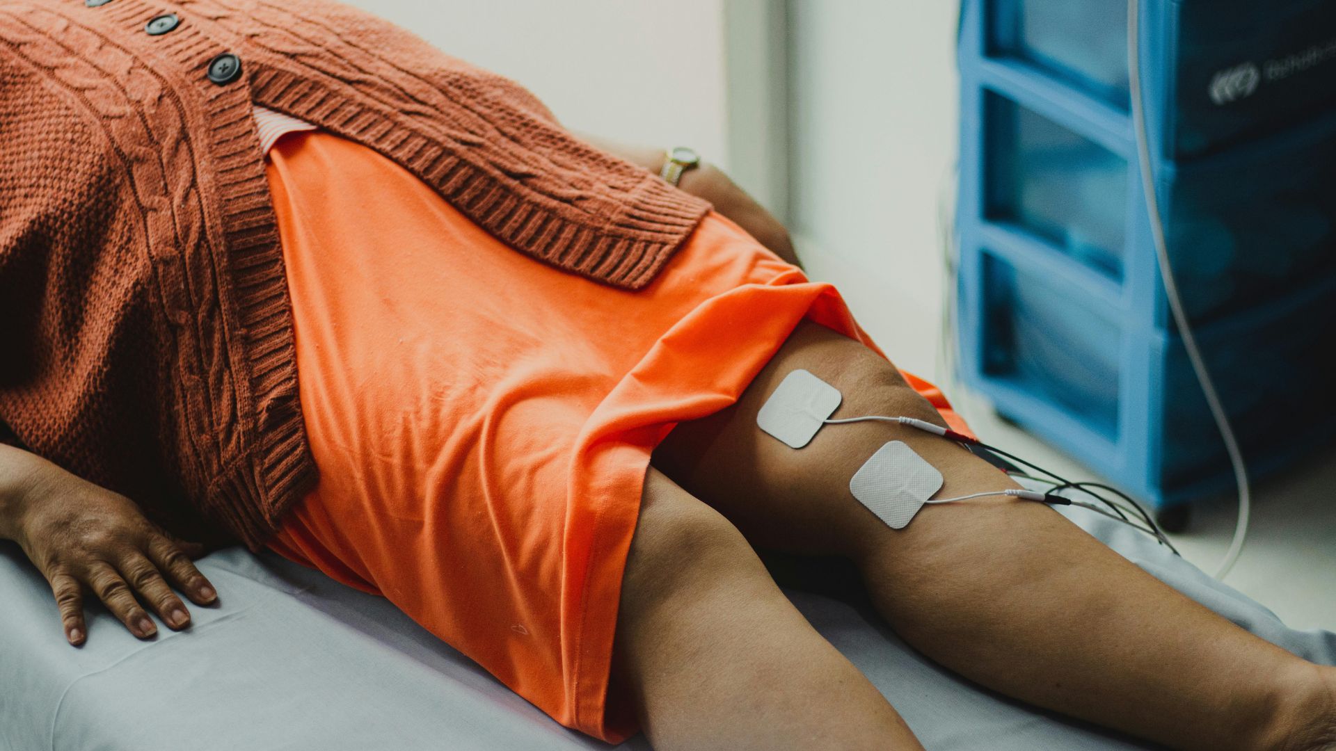 Ít vận động làm tăng nguy cơ hình thành cục máu đông và tổn thương thành mạch, dẫn đến viêm và tắc tĩnh mạch